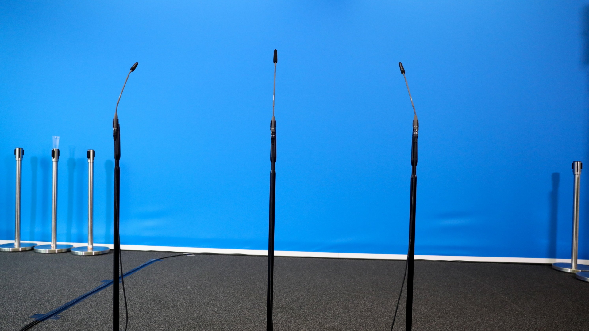 Drei Mikrofone stehen während der Koalitionsverhandlungen von CDU, CSU und SPD in der CDU-Parteizentrale in einem Medienraum | dpa