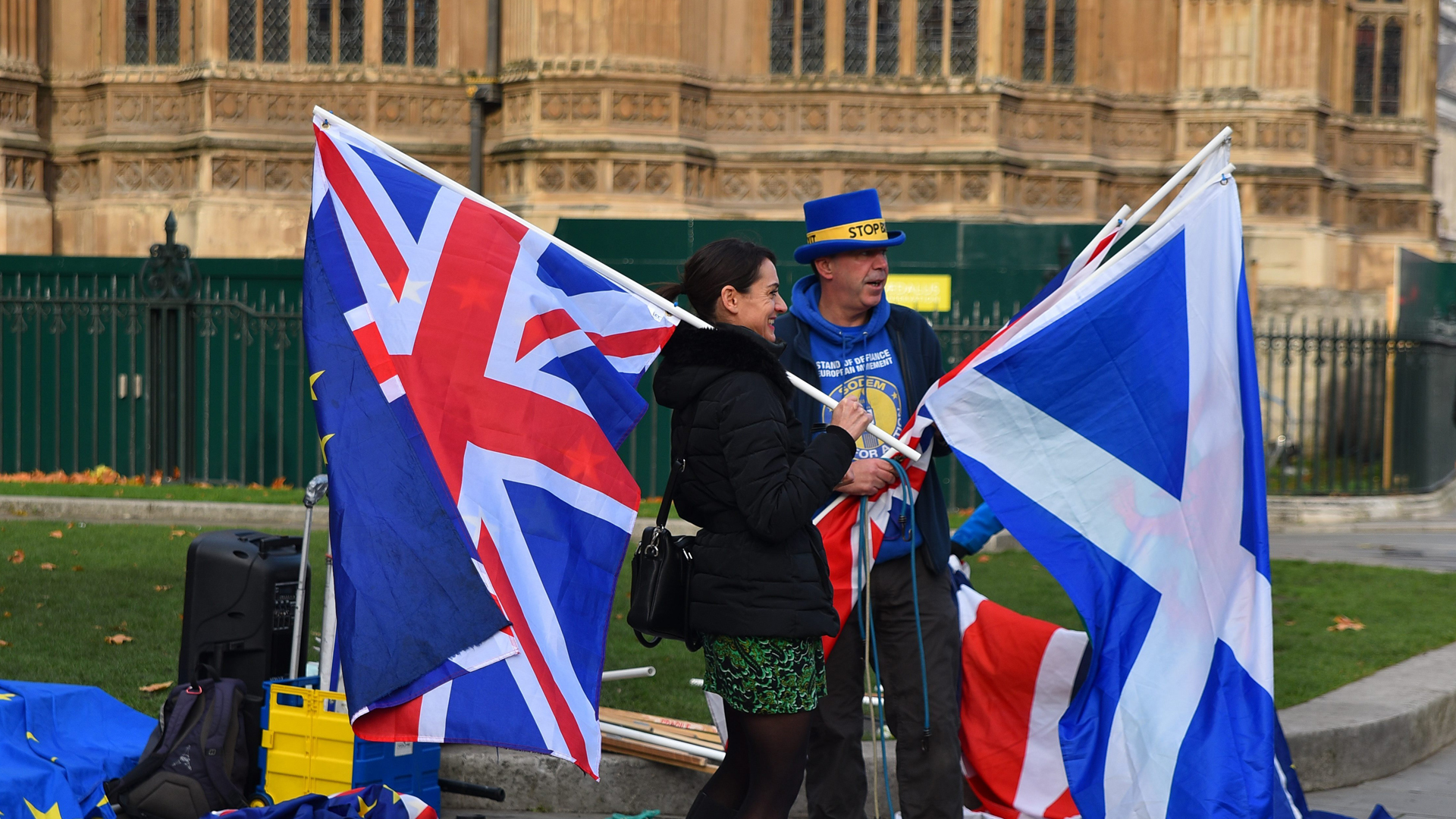 Eine Unionsflagge und eine schottische Flagge bei Protesten gegen den Brexit (Archivbild von 2018). | picture alliance / NurPhoto