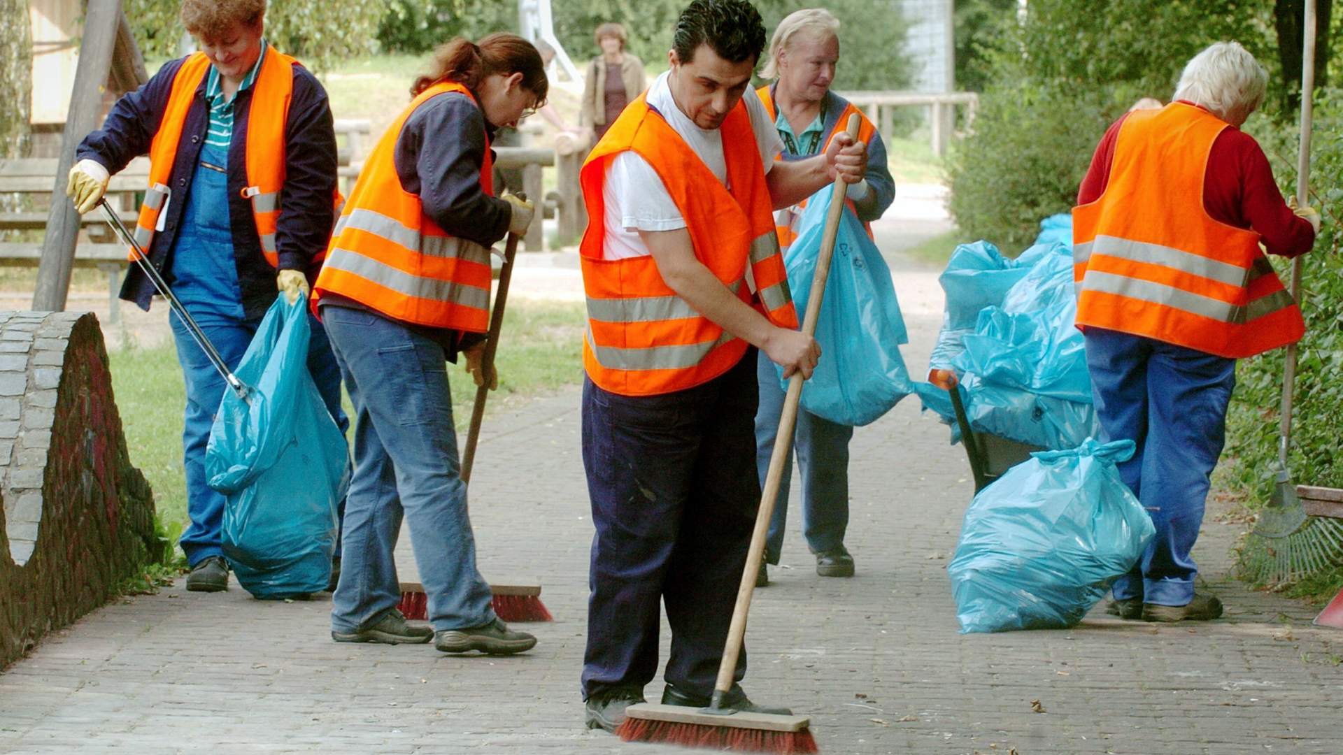 Grünflächenpfleger bei der Arbeit im Park | picture-alliance / dpa/dpaweb