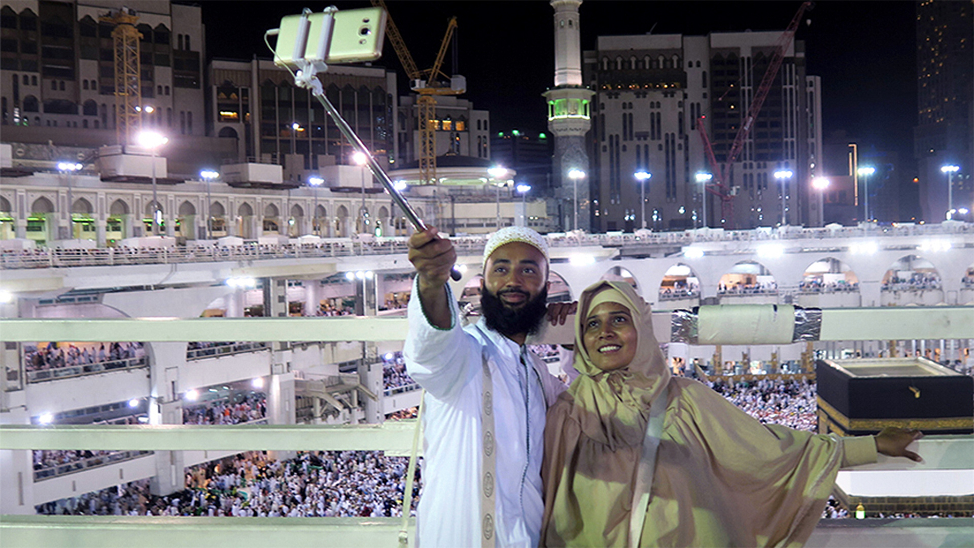 Ein Pärchen macht ein Selfie vor der Kaaba in Mekka | REUTERS