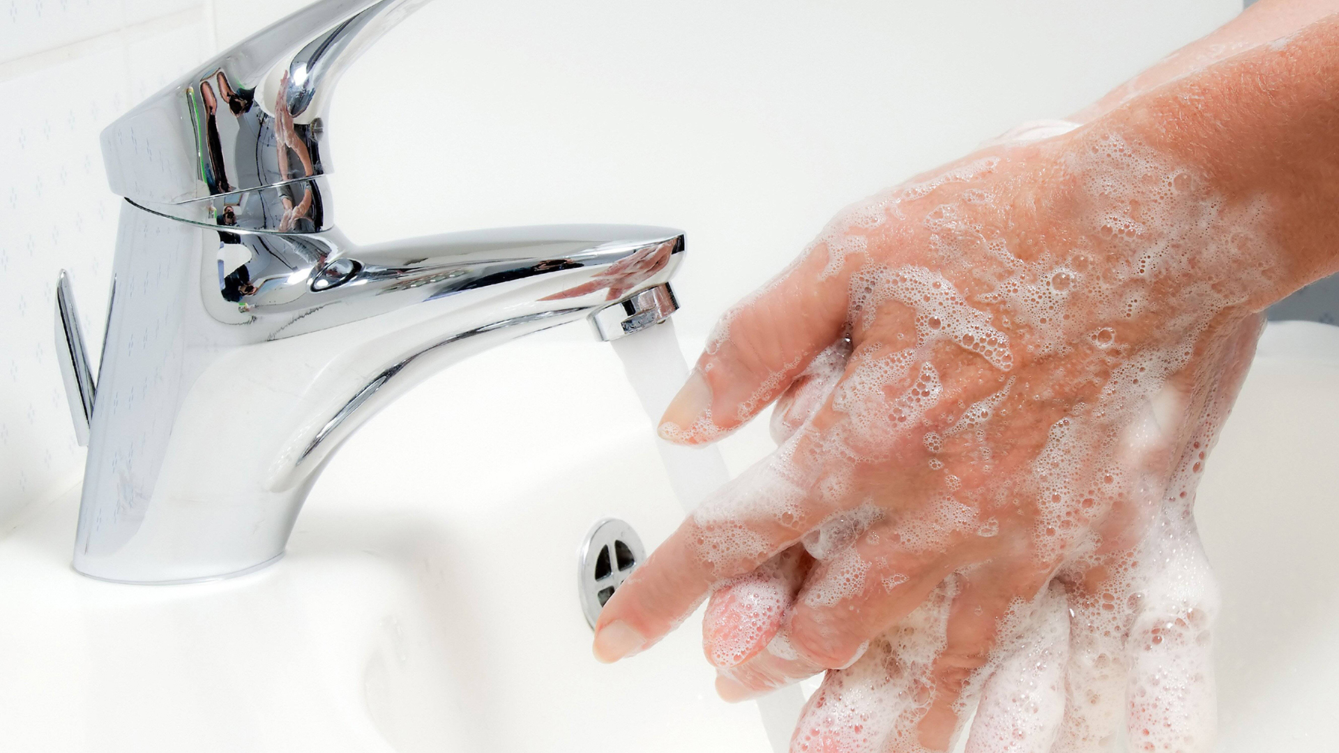 Eine Frau wäscht sich die Hände | imago/blickwinkel