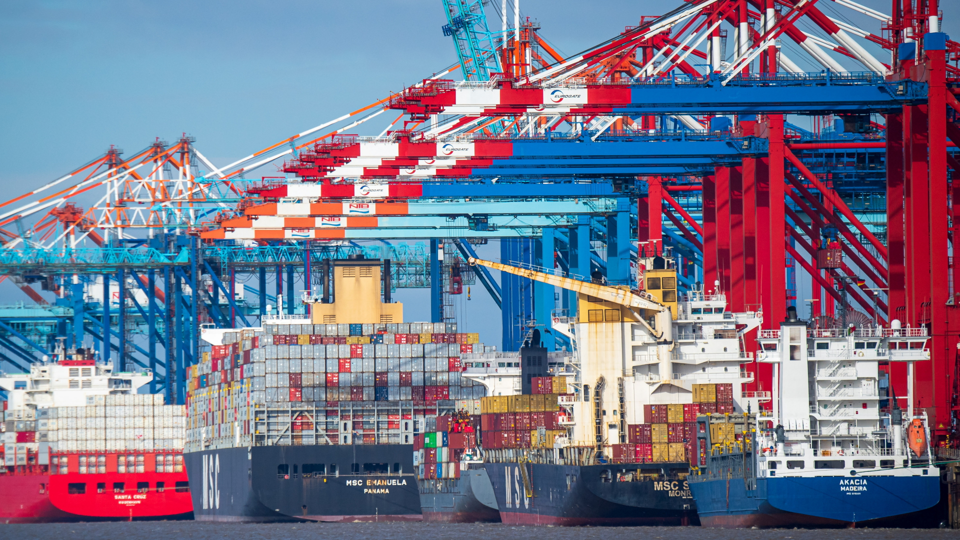 Schiffe liegen im Containerhafen in Bremerhaven. | dpa