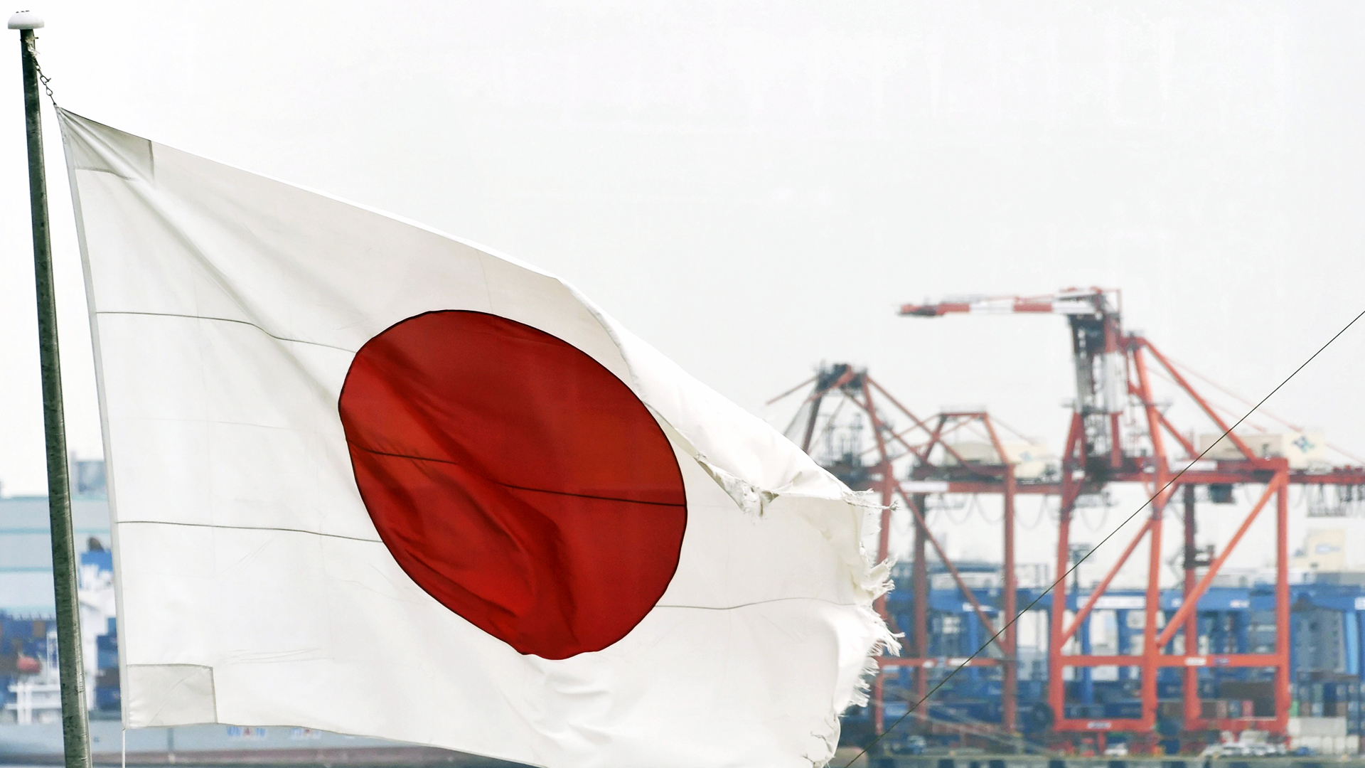 Japanische Flagge im Hafen von Tokio | picture alliance / Franck Robich