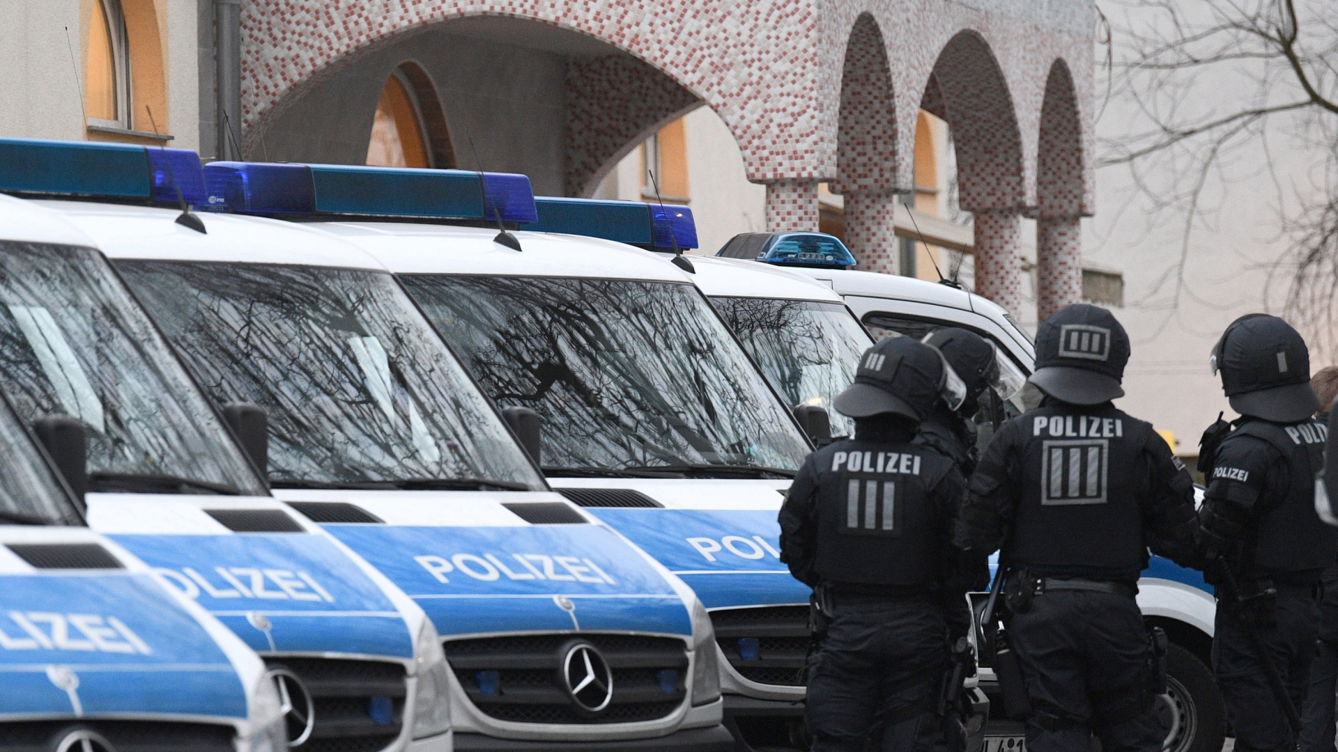 Polizisten stehen auf dem Gelände der Bilal Moschee in Frankfurt am Main an ihren Fahrzeugen.  | dpa