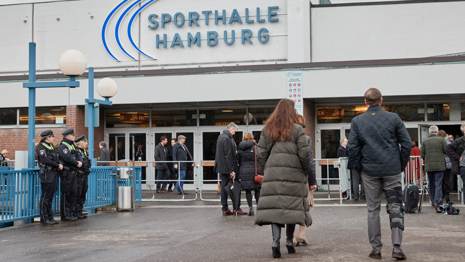 Trauergäste kommen zur Gedenkveranstaltung der Zeugen Jehovas für die Opfer des Amoklaufs in die Alsterdorfer Sporthalle | dpa
