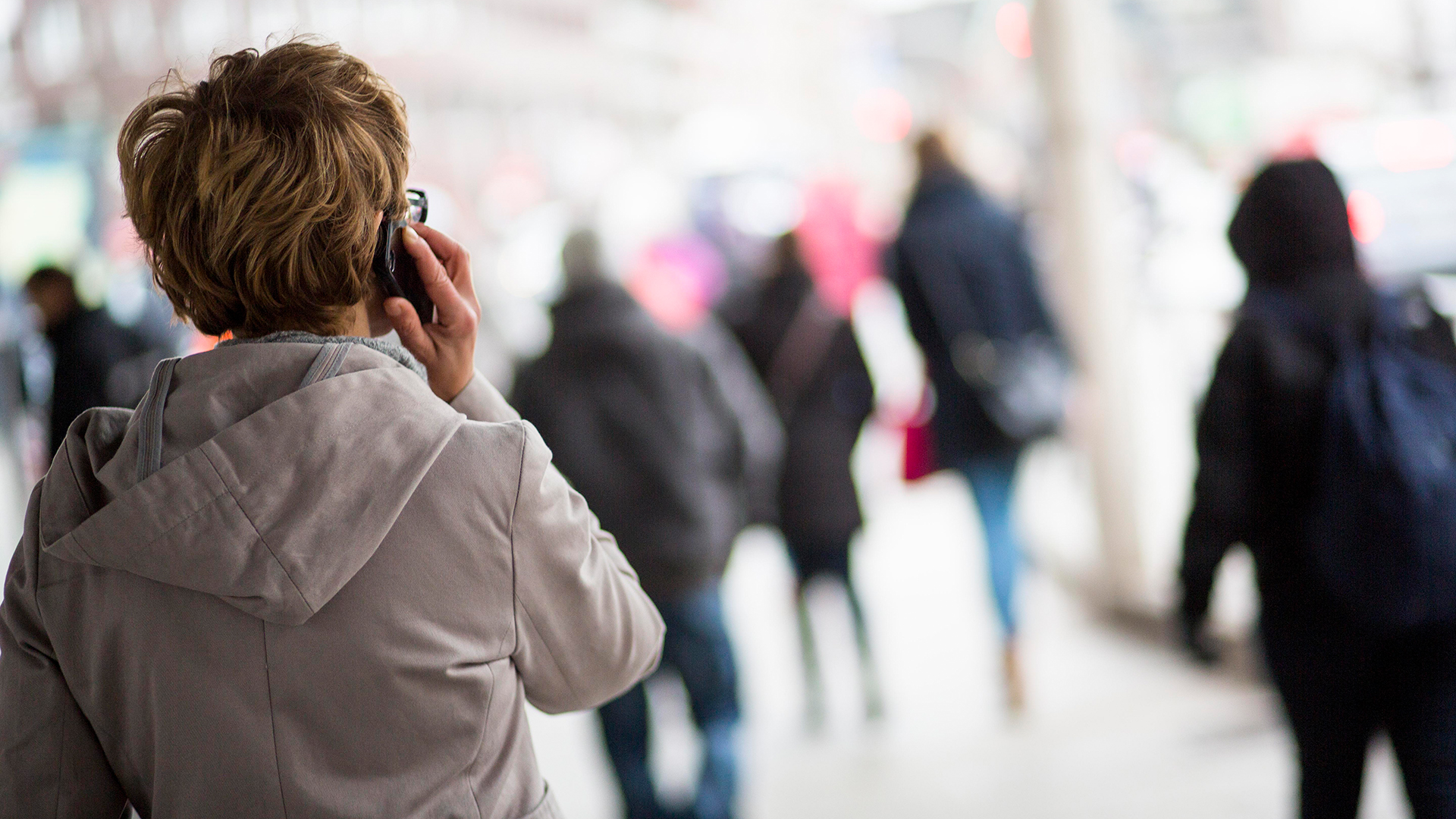 Eine Frau telefoniert mit einem Handy | TS-Bildarchiv