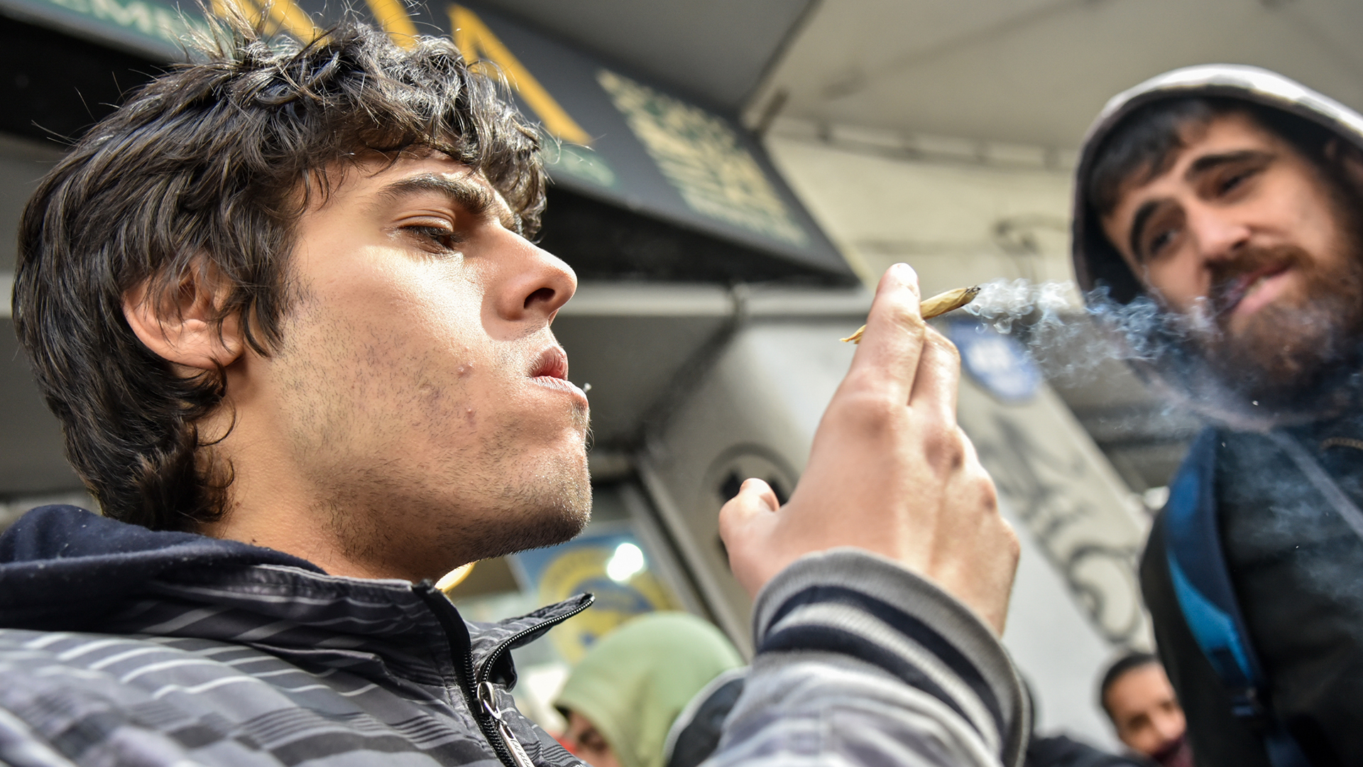 Ein Mann in Uruguay raucht eine mit Marihuana gefüllte Zigarette. | picture alliance / Pablo Abareng