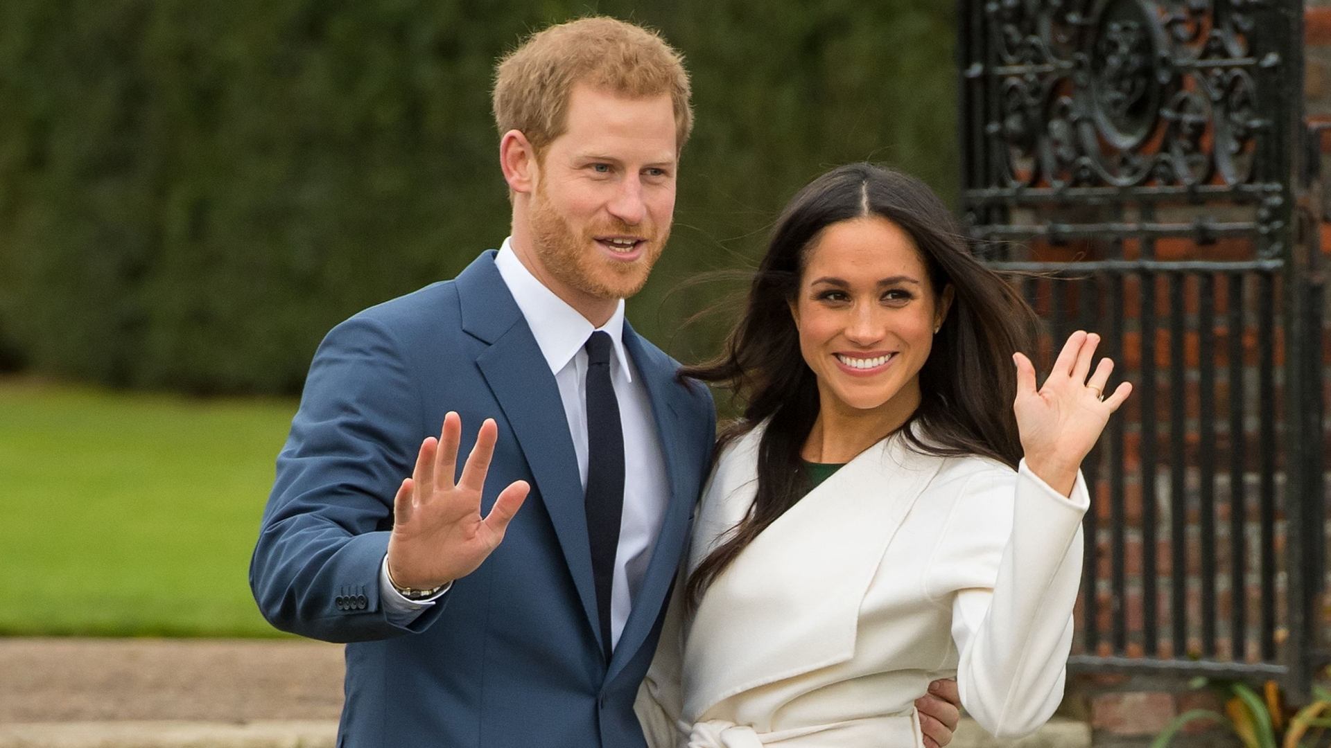 Prinz Harry und seine Ehefrau Meghan winken in die Kameras ( Archiv März 2020) | dpa
