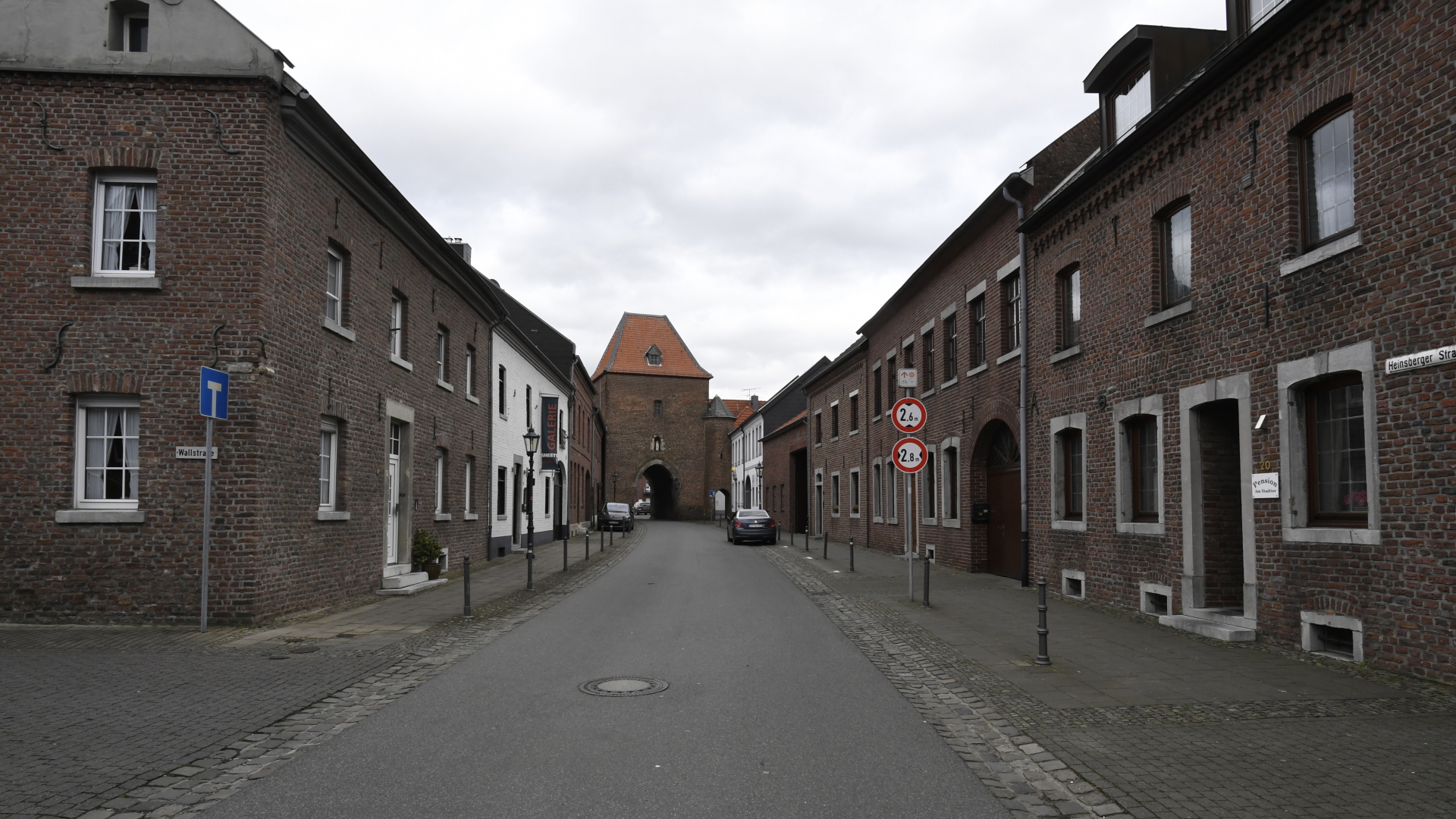 Eine leere Straße in Gangelt im Kreis Heinsberg | dpa