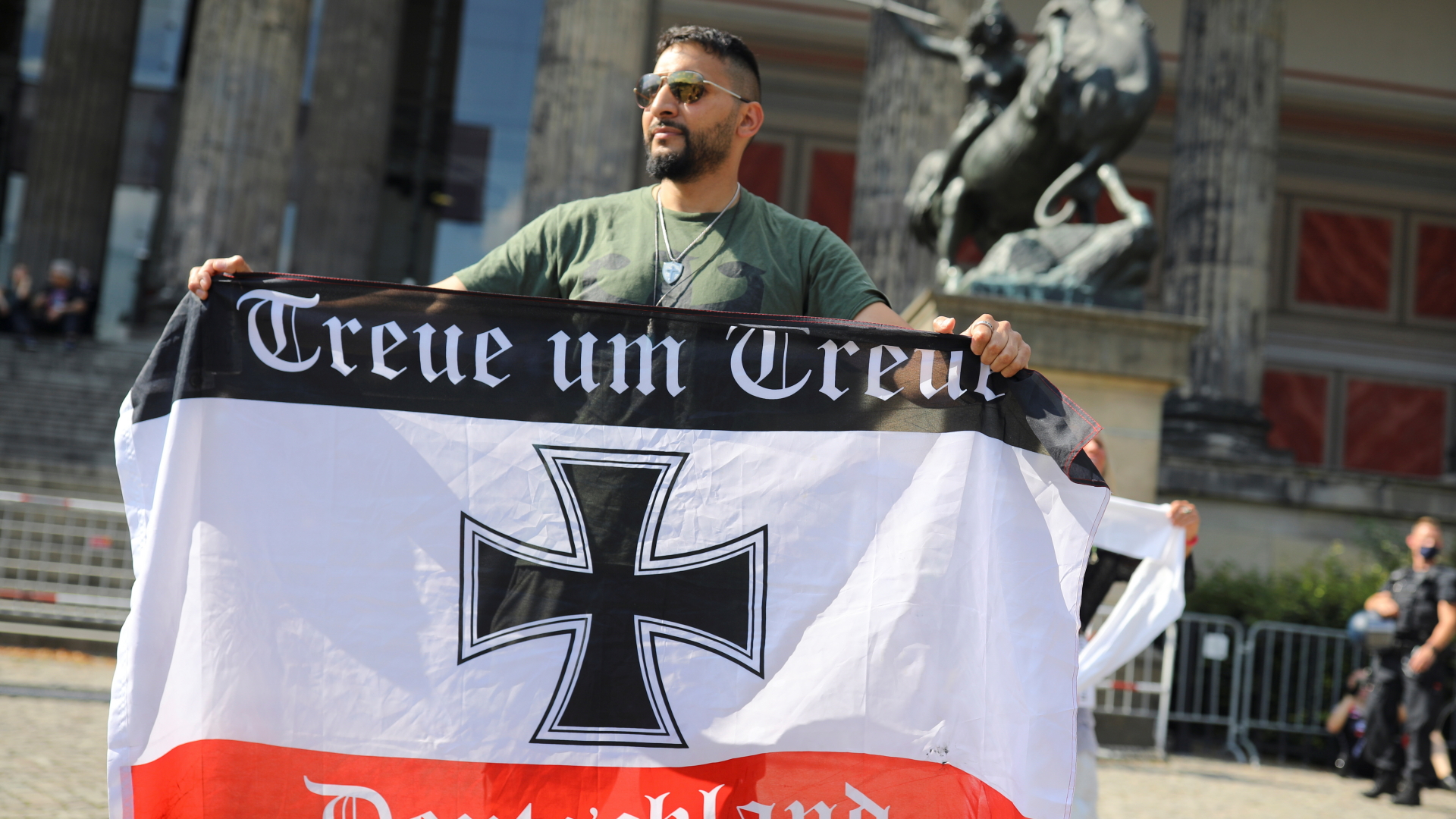 Attila Hildmann posiert bei einer Kundgebung mit einer Fahne des Deutschen Reiches. | REUTERS