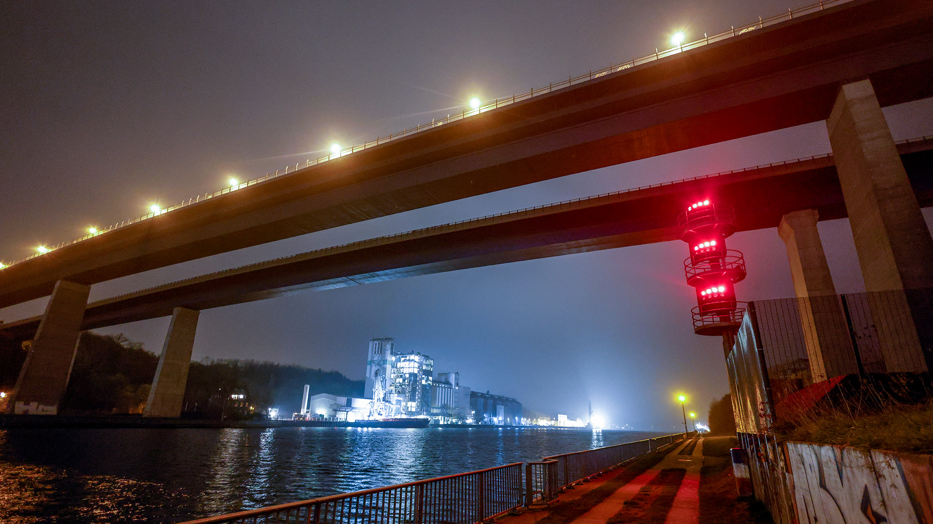 Mit roten Lichtzeichen ist die Hochbrücke in Kiel-Holtenau gesperrt.  | dpa