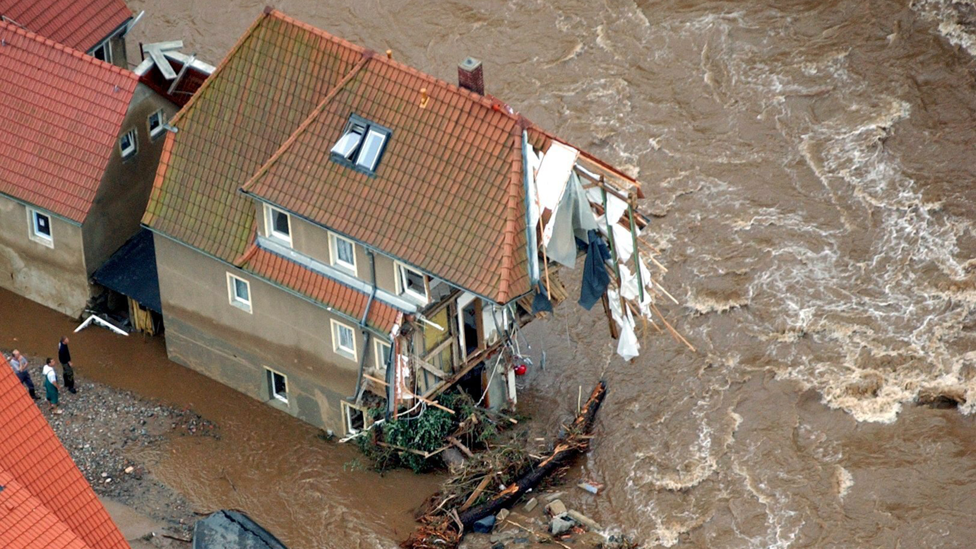 Auf dem Luftbild ist ein vom Hochwasser halb zerstörtes Haus in Weesenstein bei Pirna zu sehen. | picture-alliance/ dpa