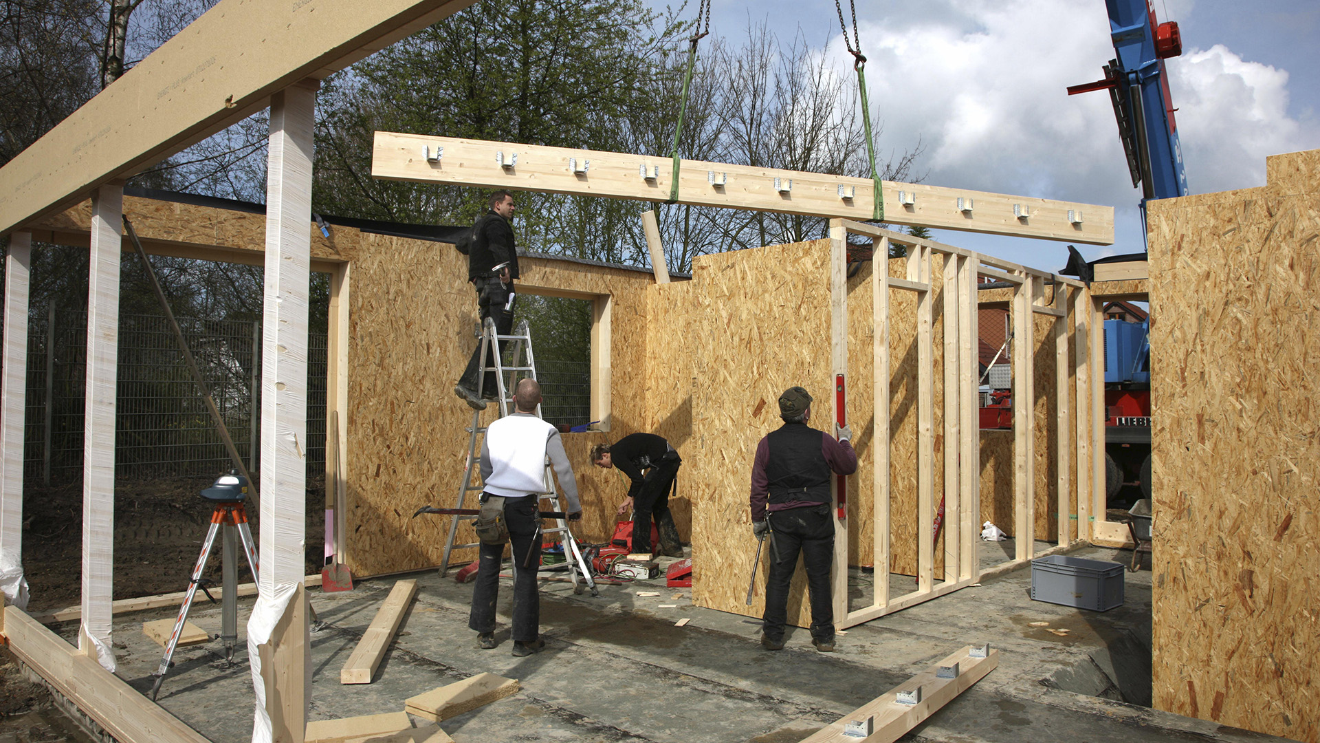 Zimmerleute bauen ein Holzhaus | picture alliance / imageBROKER