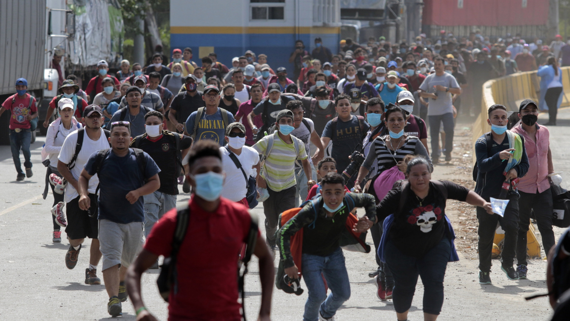 Tausende Flüchtlinge überqueren die Grenze von Honduras nach Guatemala | AP