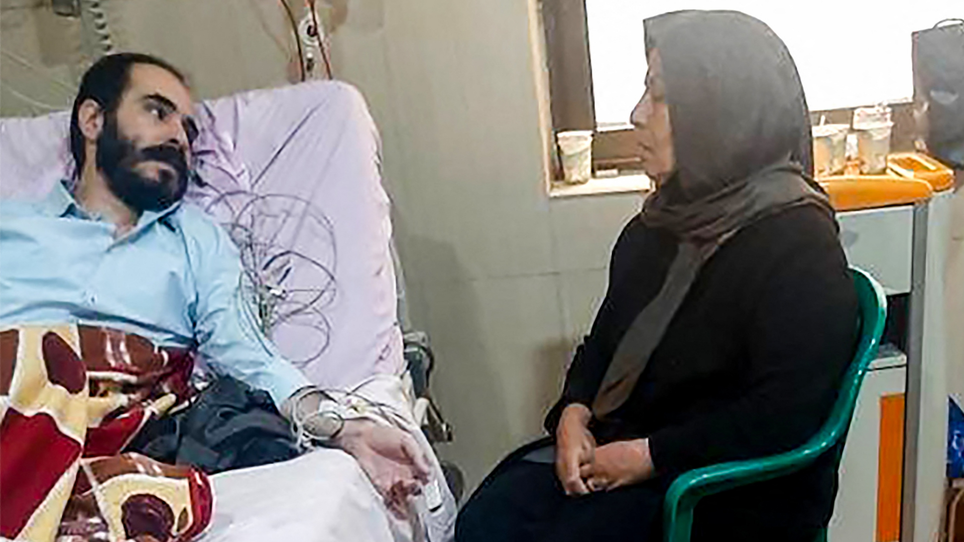 Der Blogger Hossein Ronaghi liegt in einem Krankenhausbett in Teheran (Archivbild) | AFP