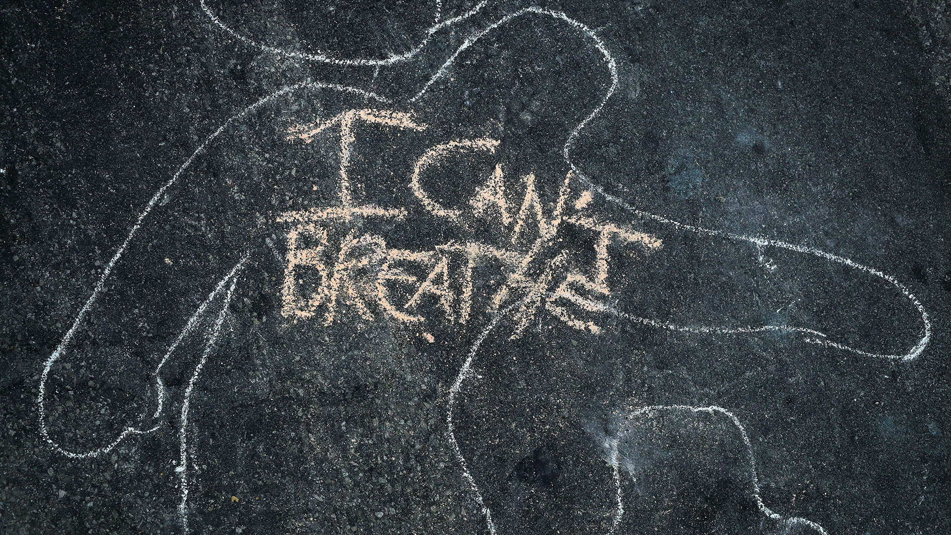 "I Can't Breathe" (ich kann nicht atmen) steht in einem mit Kreide gemalten menschlichen Umriss auf Straßenpflaster | AFP