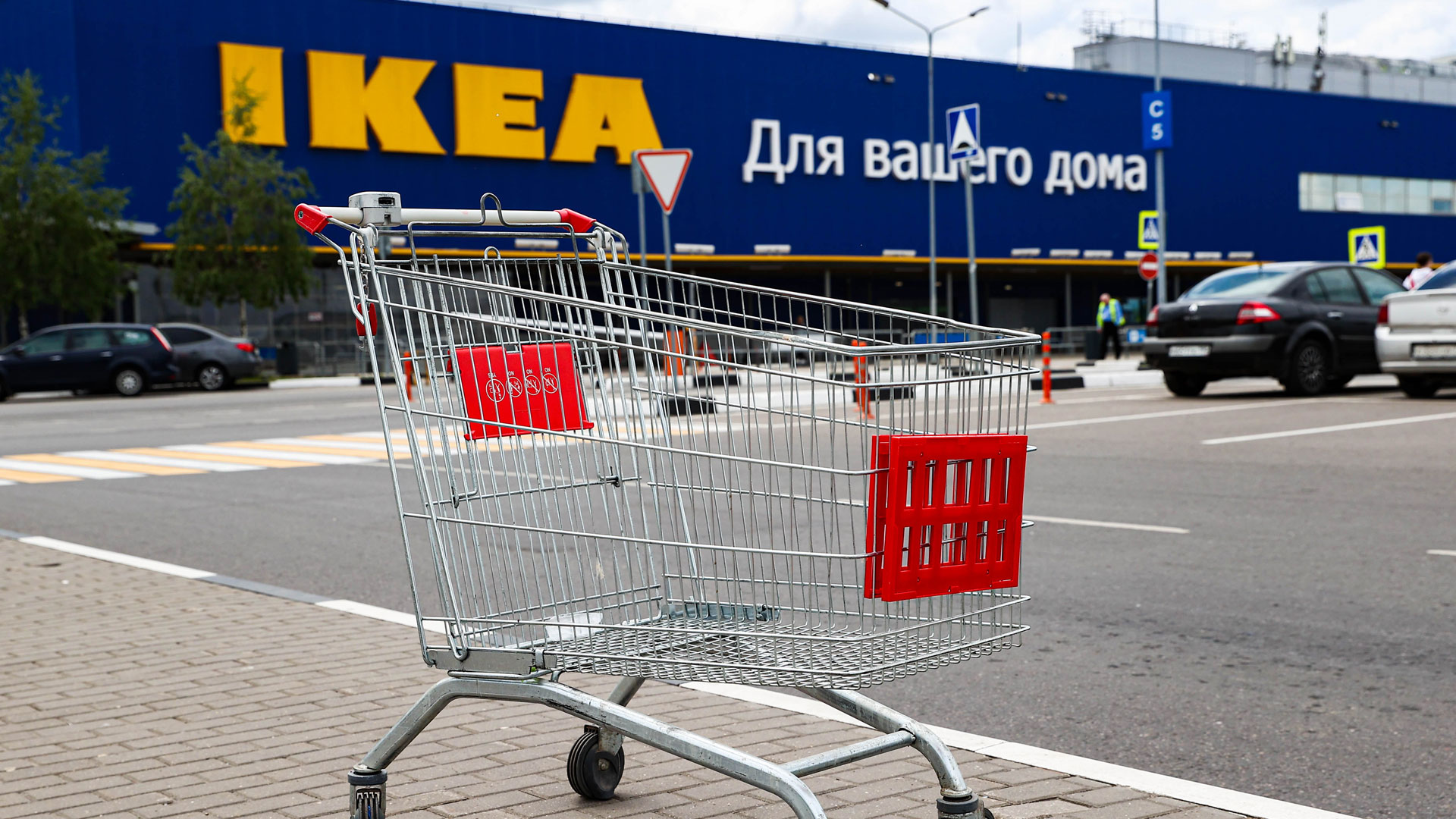 Ein Einkaufswagen steht vor einer geschlossenen IKEA Filiale in Russland. | picture alliance/dpa/TASS