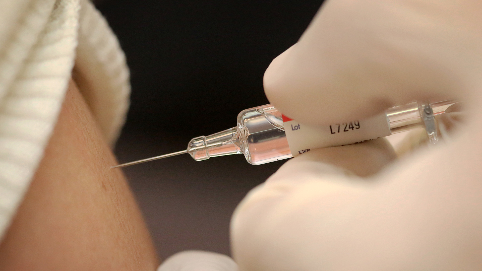 Eine Frau lässt sich gegen Grippe impfen | picture alliance / dpa