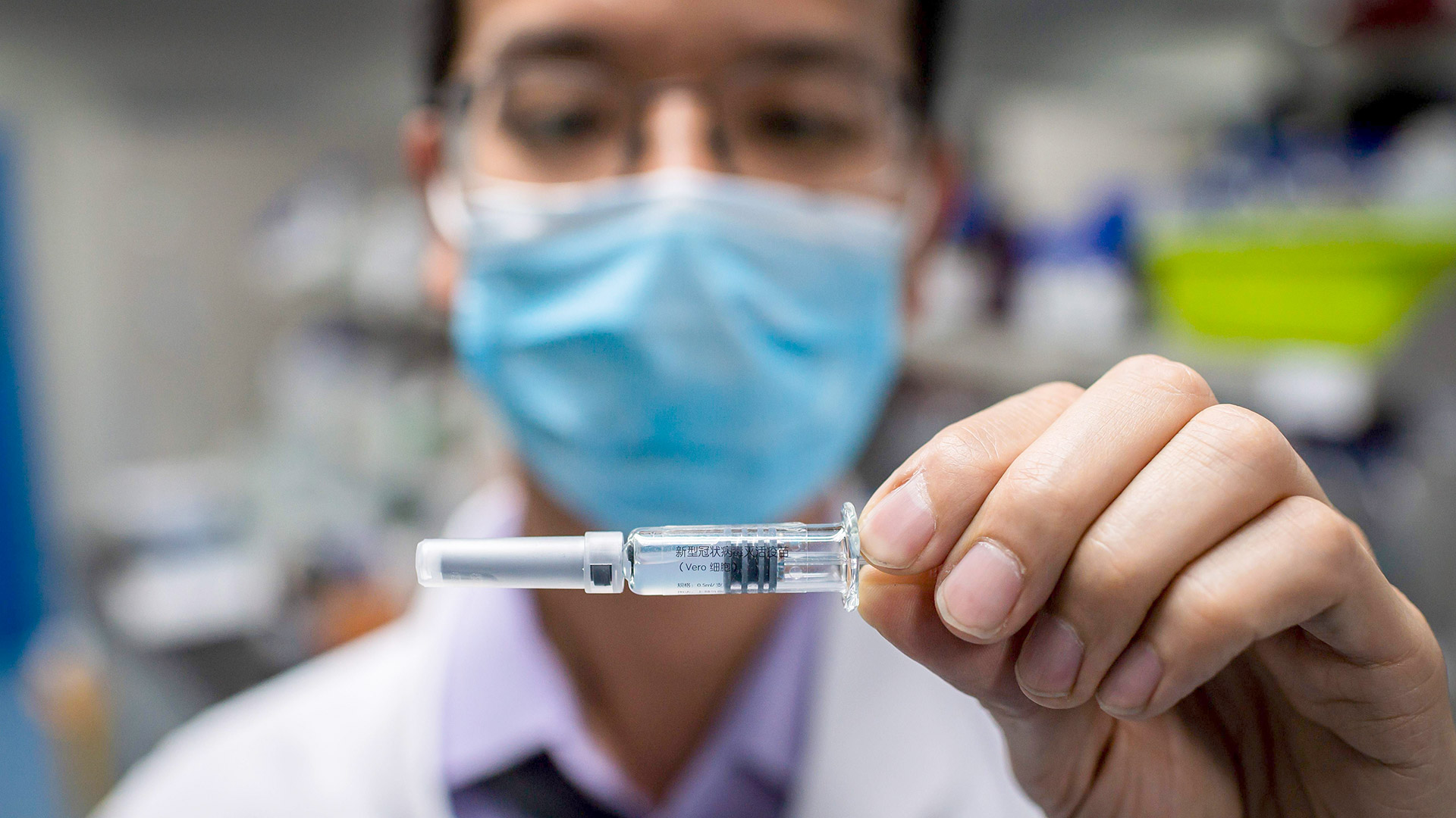 Ein Ingenieur zeigt einen experimentellen Impfstoff gegen das COVID-19-Coronavirus, der im Qualitätskontrolllabor der Sinovac Biotech-Einrichtung in Peking getestet wurde. | AFP