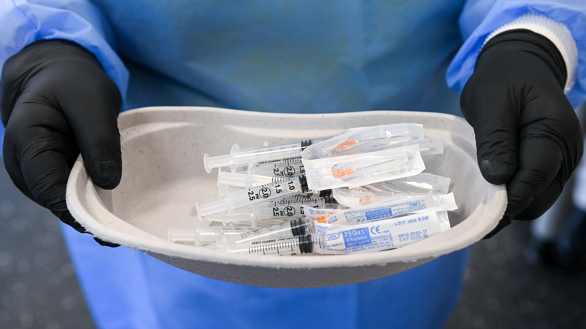 Eine Arzthelferin hält fertig präparierte Spritzen für die Impfungen gegen das Coronavirus in ihren Händen. | dpa