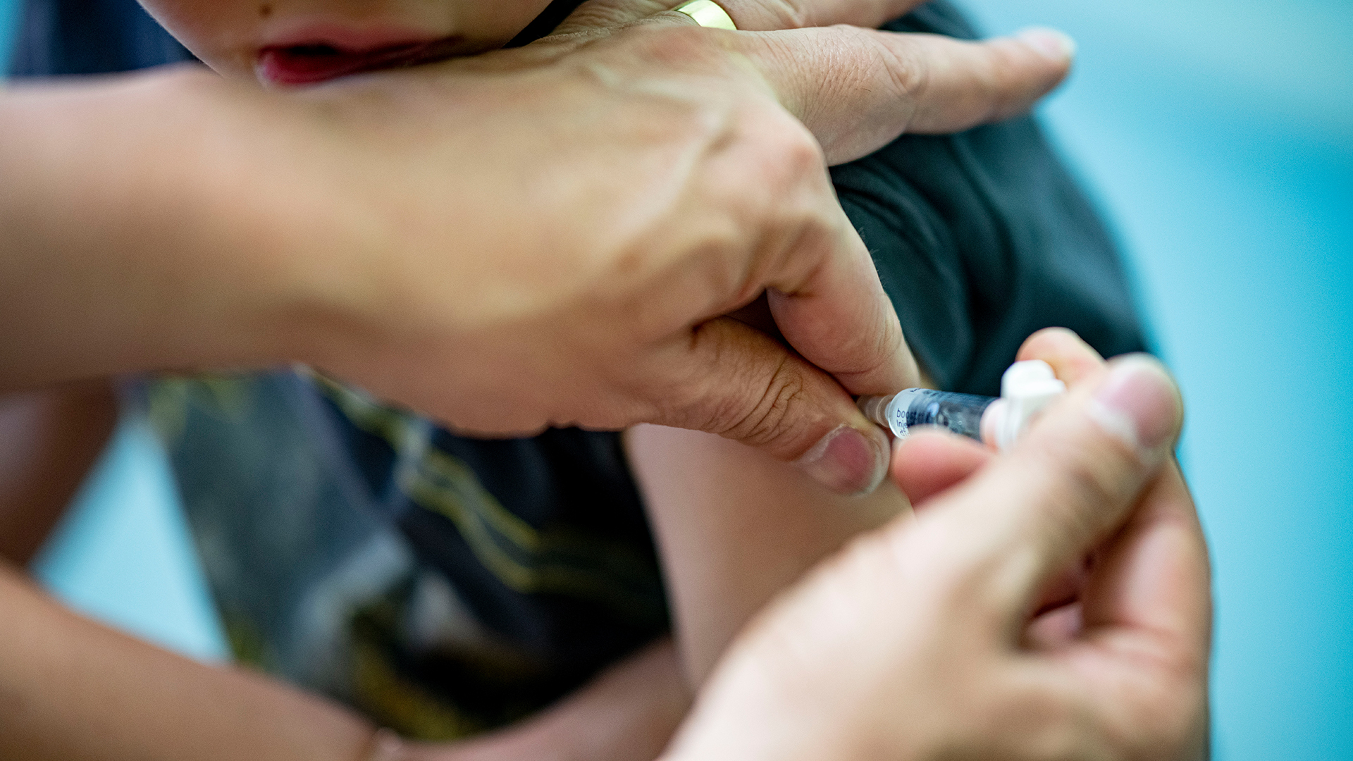Ein Kinderarzt verabreicht einem Jungen einem Auffrischung eines dtp-Kombinationsimpfstoff. | picture alliance/dpa