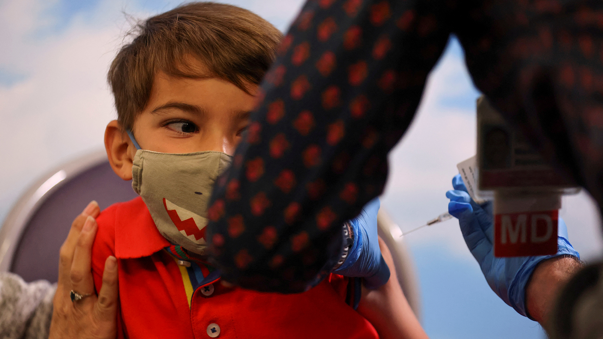 Ein Junge erhält eine Covid-19-Impfung in Chula Vista (USA). | REUTERS
