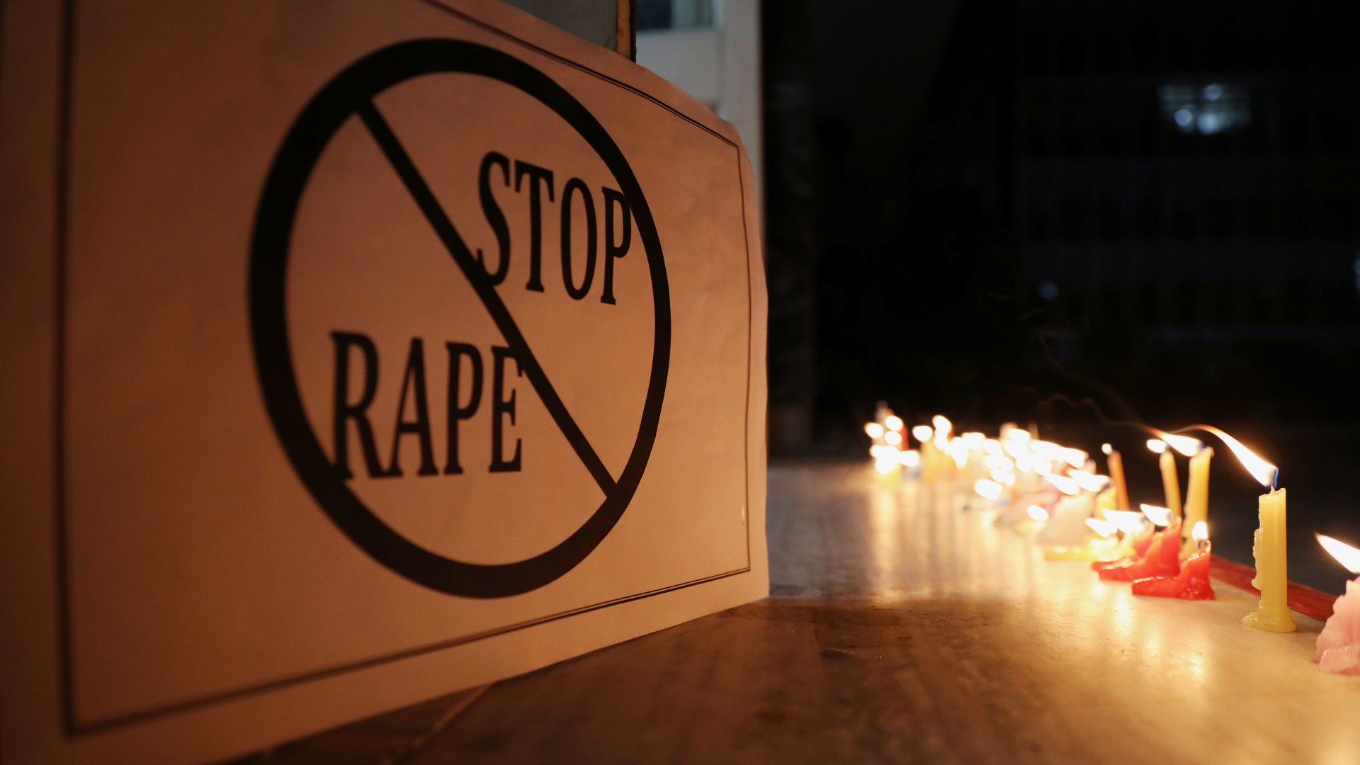 Kerzen in Gedenken an Vergewaltigungs- und Mordopfer in Indien. | REUTERS
