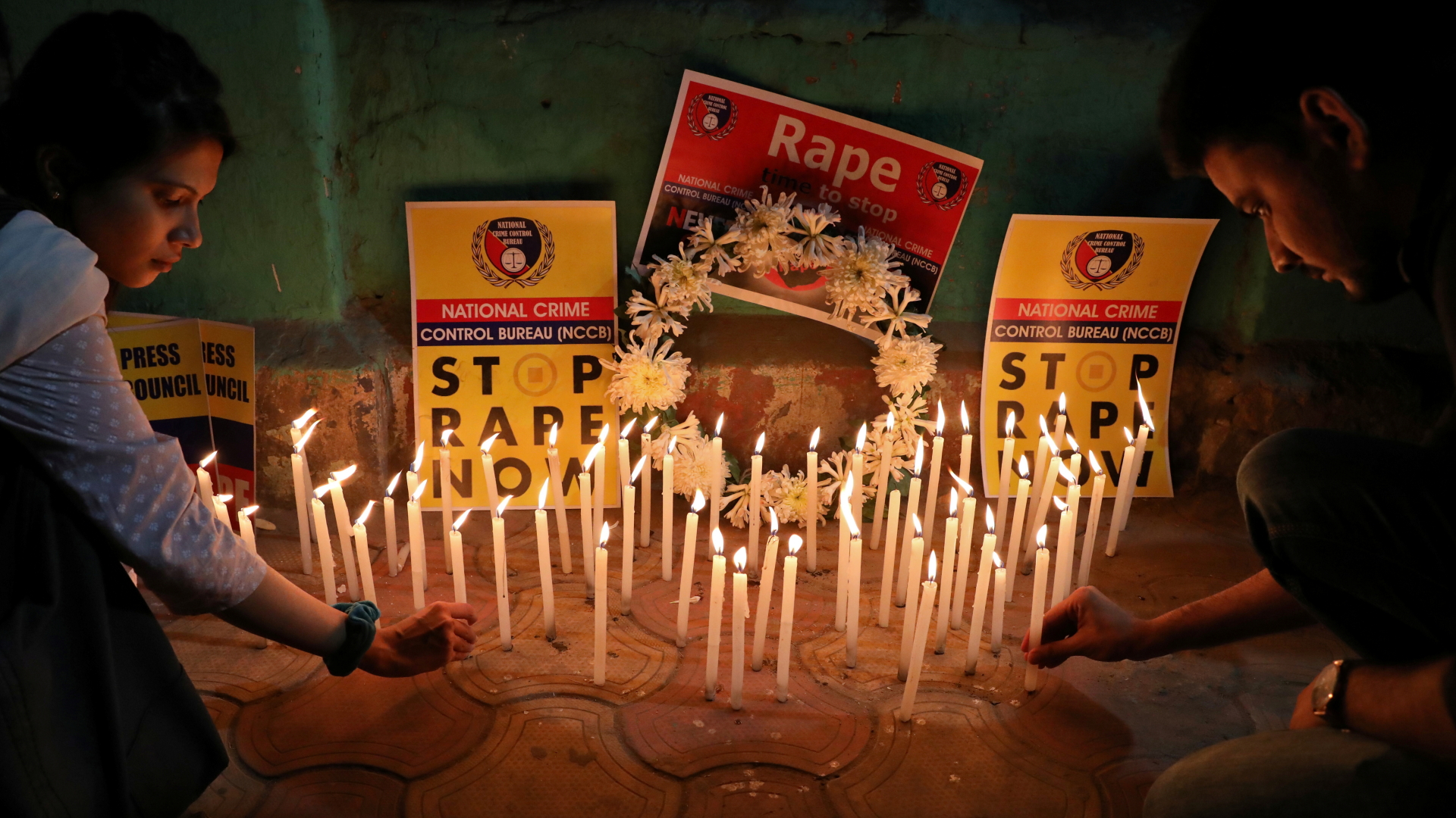 Menschen im indischen Kalkutta zünden Kerzen an im Gedenken an ein Vergewaltigungs- und Mordopfer. | REUTERS