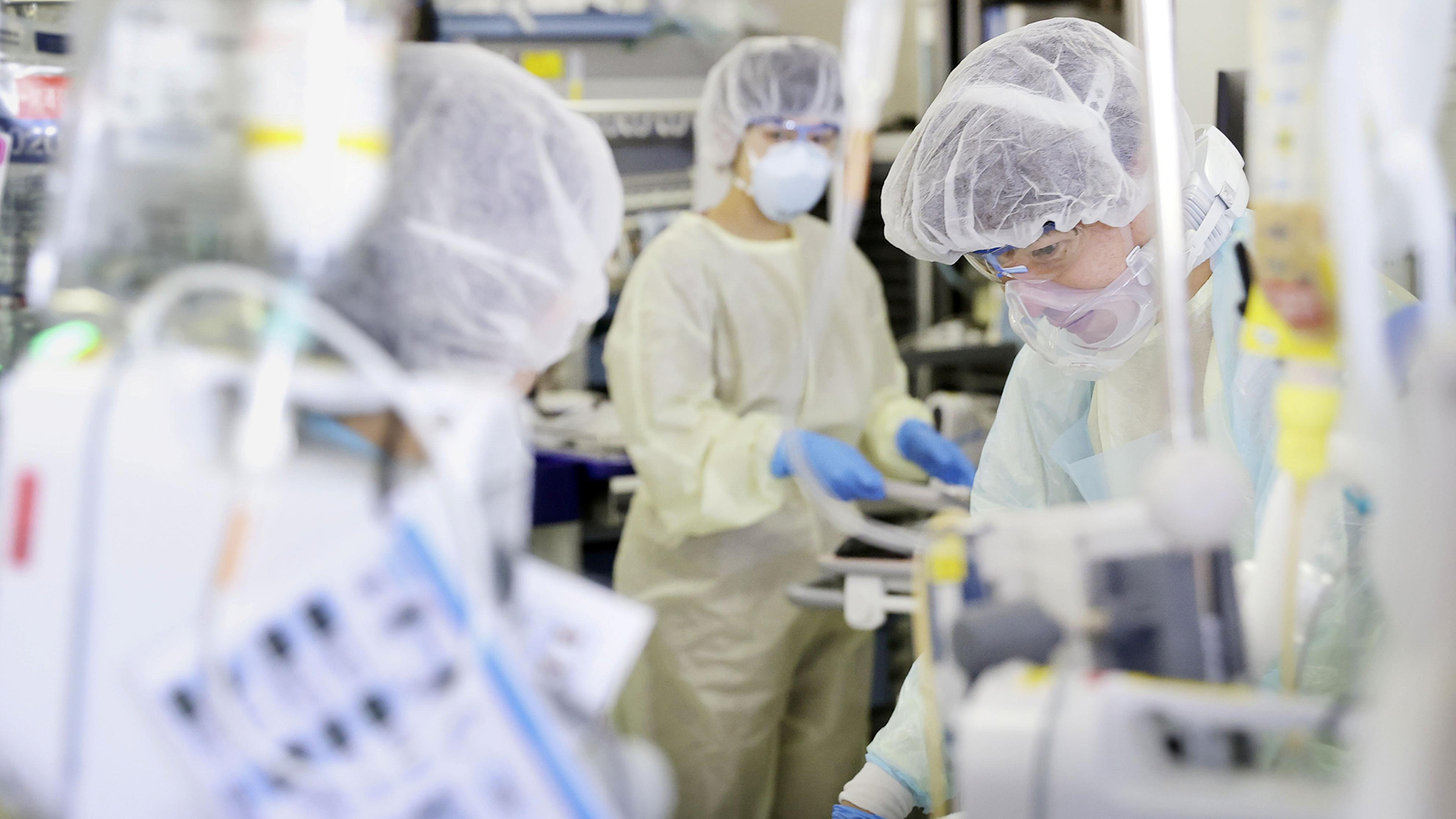 Medizinisches Personal behandelt einen Patienten mit der Coronavirus-Krankheit auf der Intensivstation des St. Marianna Medical University Hospital in Kawasaki (Japan). | REUTERS