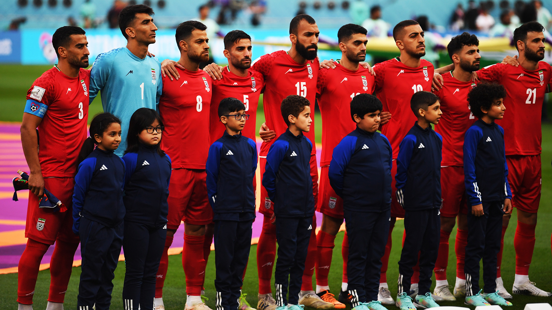 Die iranische Fußball-Nationalmannschaft steht während der Nationalhymne Schulter an Schulter und singt nicht. | EPA