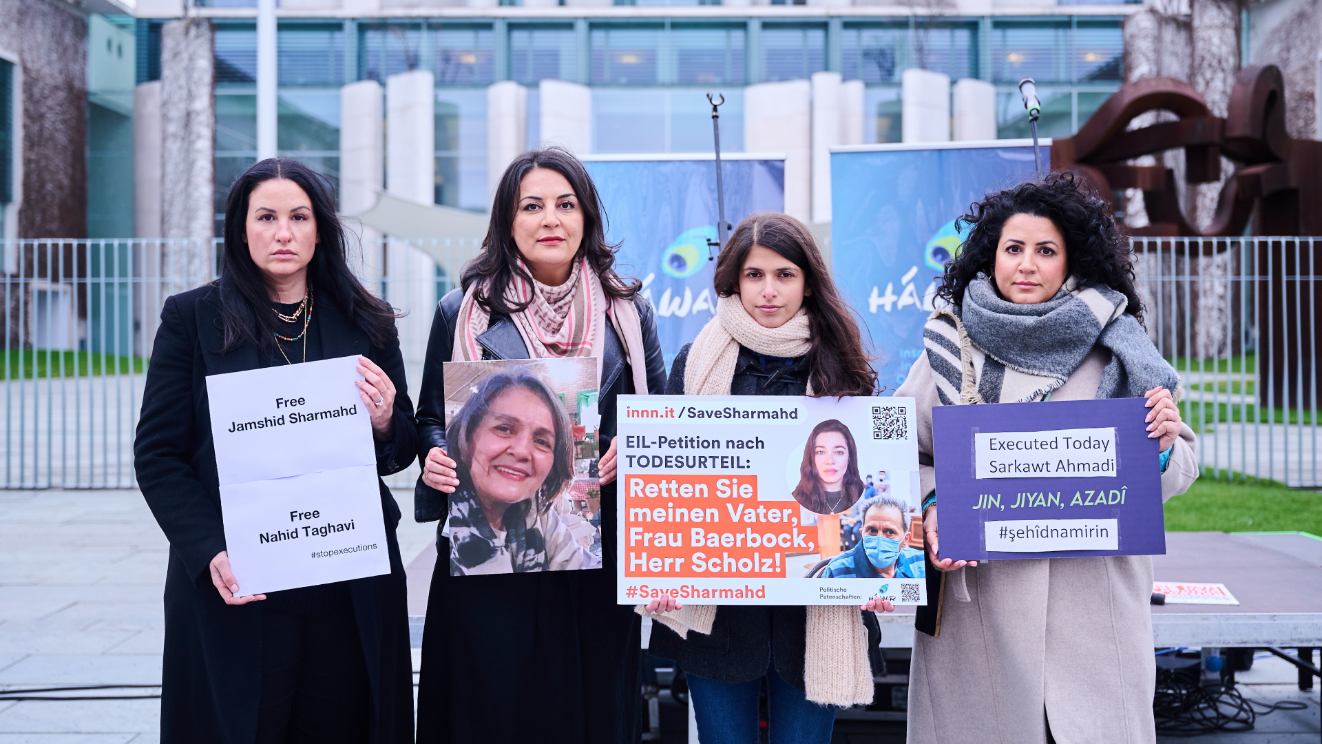 Vier Frauen stehen mit Protestschildern für öffentlichen Druck auf den Iran vor dem Kanzleramt. | dpa