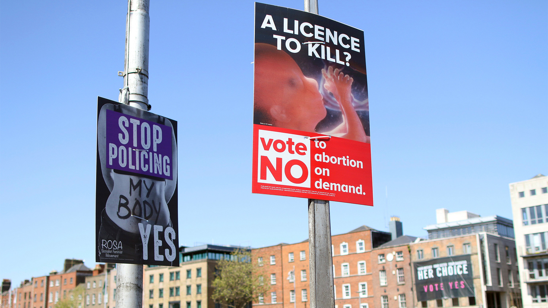 Plakate hängen an einer Straße in Dublin, Irland. | dpa