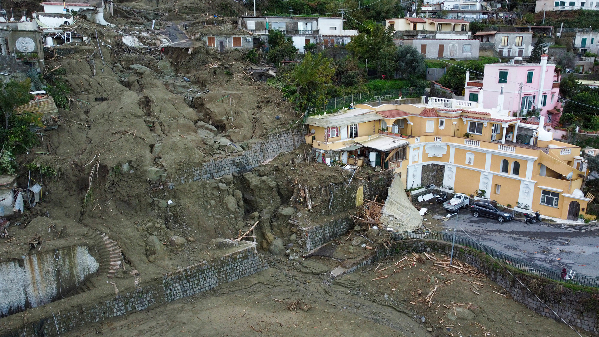 Beschädigte Häuser nach dem Erdrutsch | AP