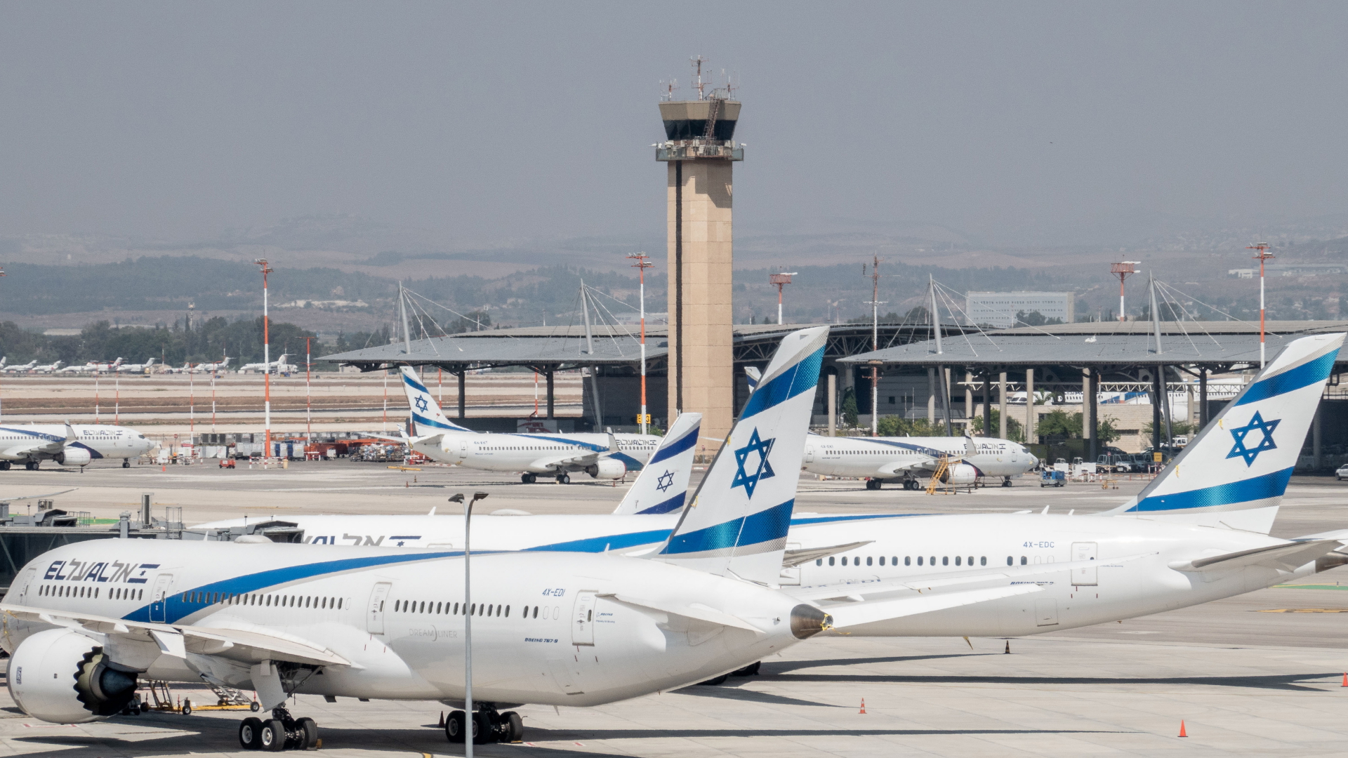 Flugzeuge stehen geparkt auf dem Flughafen Ben Gurion in Tel Aviv, Archivbild | dpa