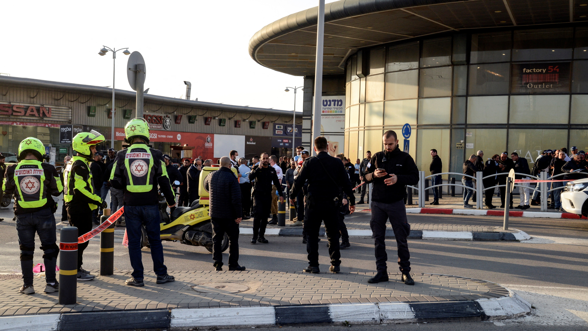 Polizeibeamte sichern den Tatort am Einkaufszentrum in der Stadt Beerscheba ab. | REUTERS