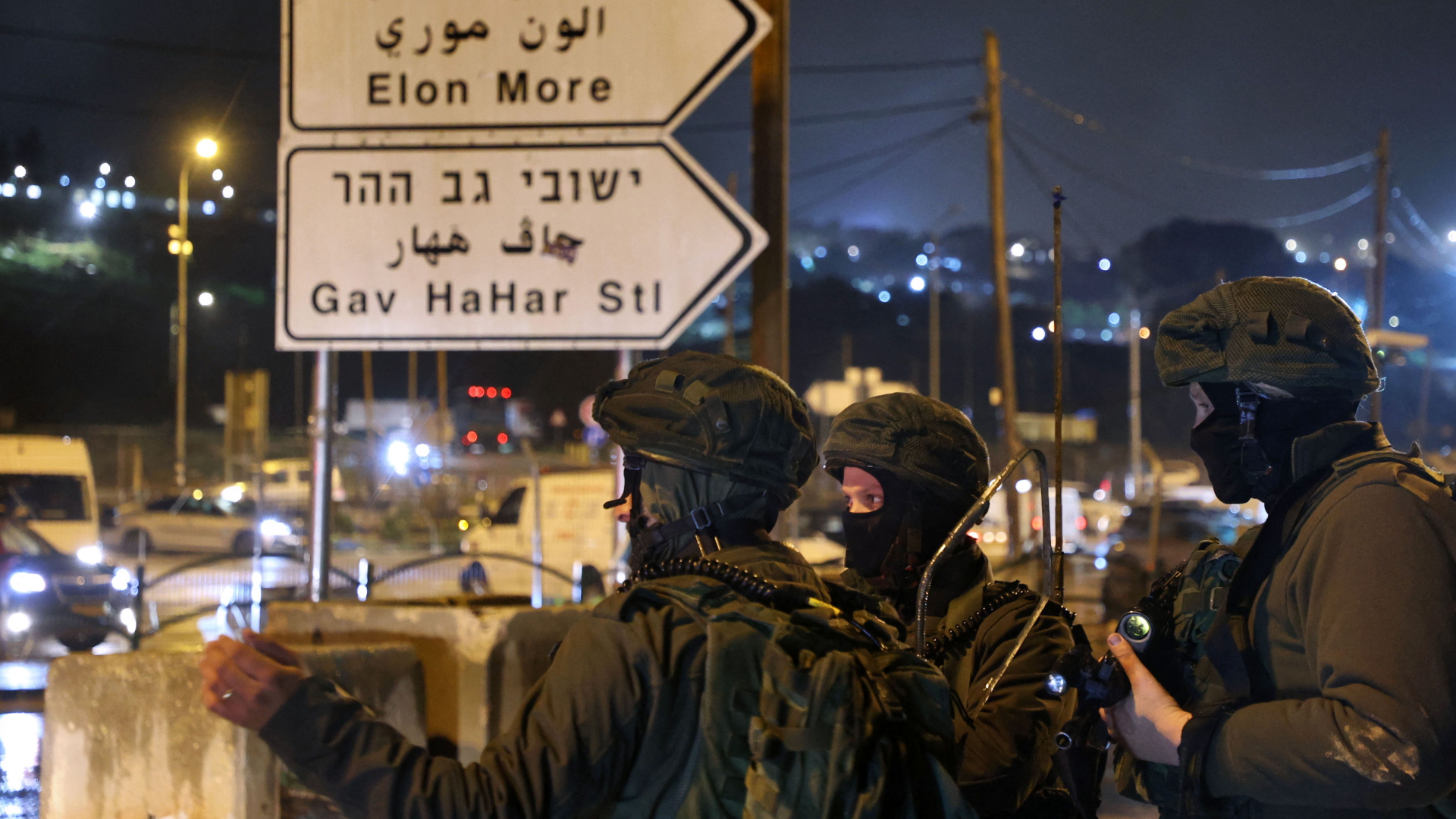 Israelische Soldaten am Ortseingang von Huwara im Westjordanland. | AFP