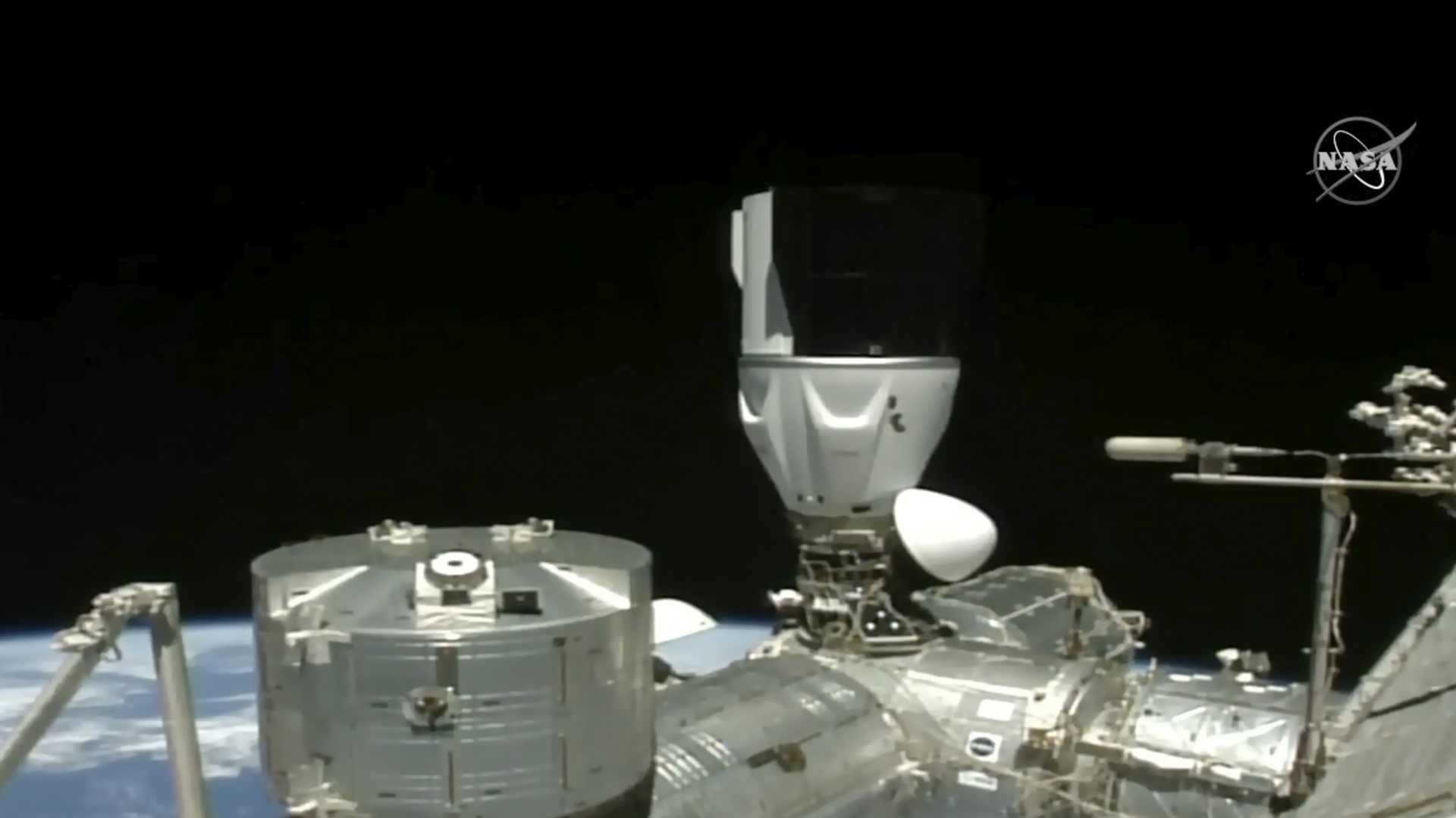 Auf diesem Videostandbild von NASA TV dockt eine SpaceX-Kapsel mit vier Astronauten an der Internationalen Raumstation an. | dpa