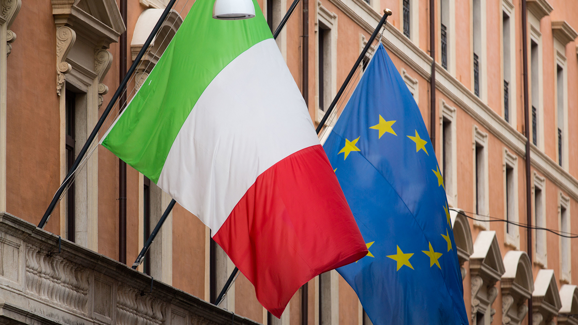 Flagge Italiens und der EU | picture alliance / dpa