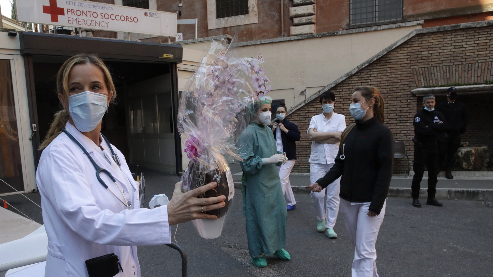 Die stellvertretende Klinikleiterin des Santo-Spirito-Hospitals in Rom, Monica Carfora, hält ein Schokoladenei in Händen. | AP
