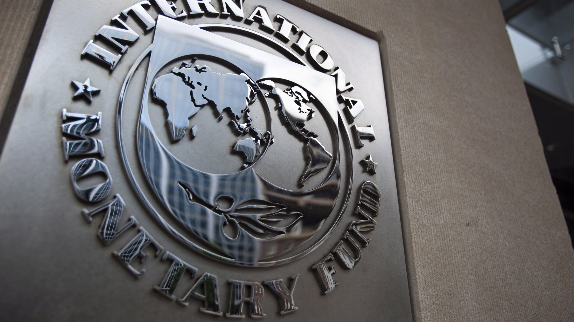 Das Logo des Internationalen Währungsfonds (IWF) an dessen Hauptsitz in Washington. | dpa