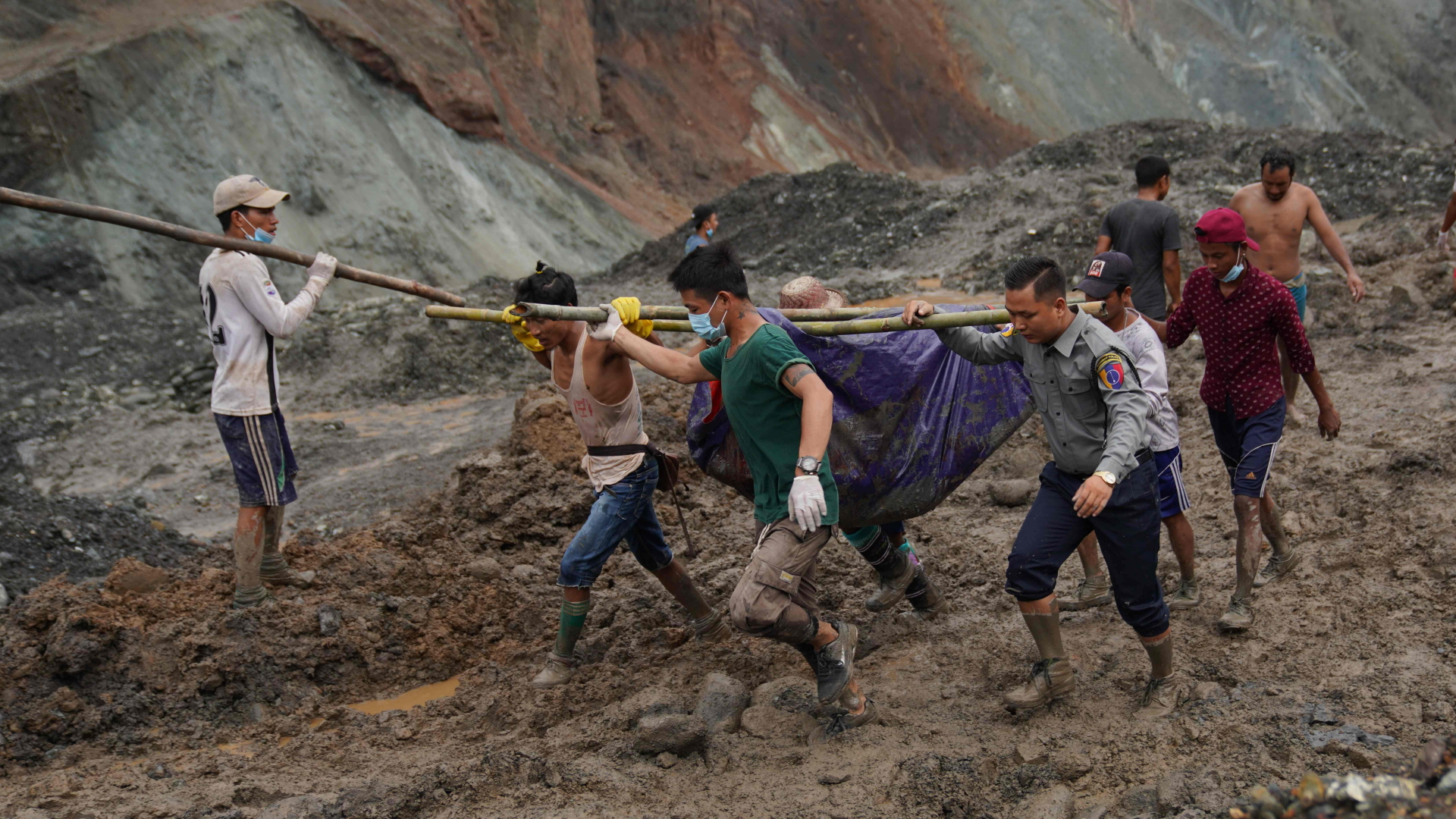 Bergarbeiter bergen Tote und Verletzte aus der Jademine in Myanmar  | AFP