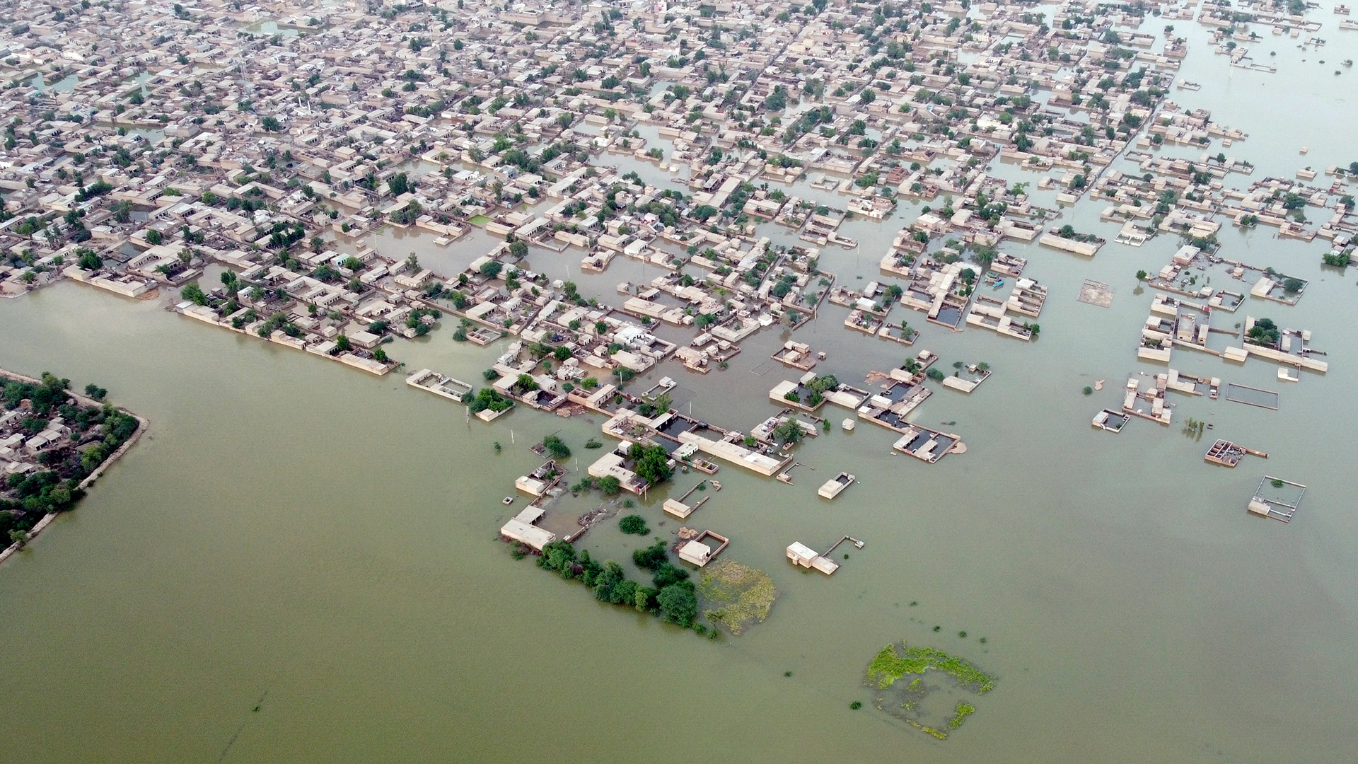 Großflächige Überschwemmung in Jaffarabad, Pakistan | dpa