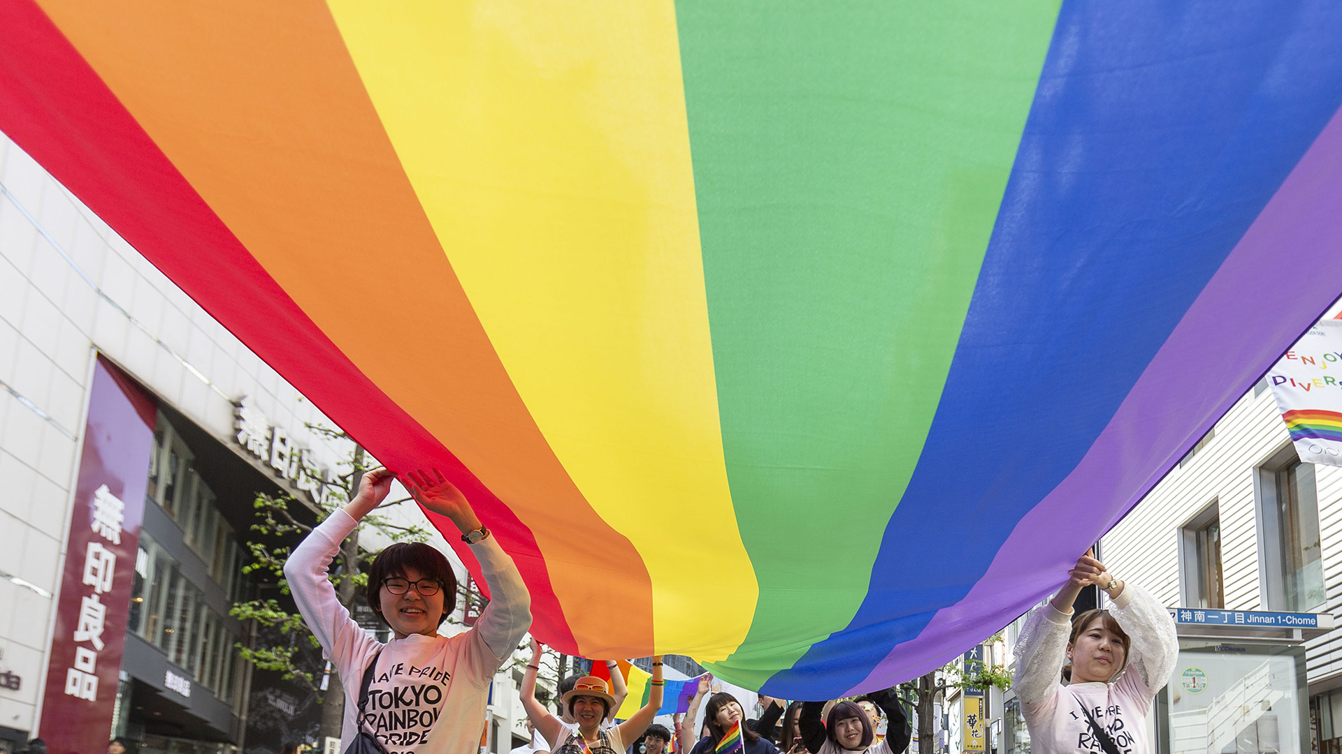 Eine große Regenbogenflagge wird von Demonstrierenden gehalten | picture alliance / ZUMAPRESS.com