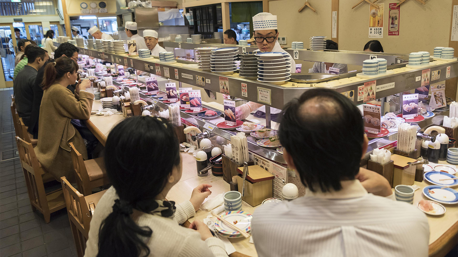 Kaiten-zushi Restaurant mit Sushi auf rotierenden Förderband, Kyoto, Japan | picture alliance / imageBROKER