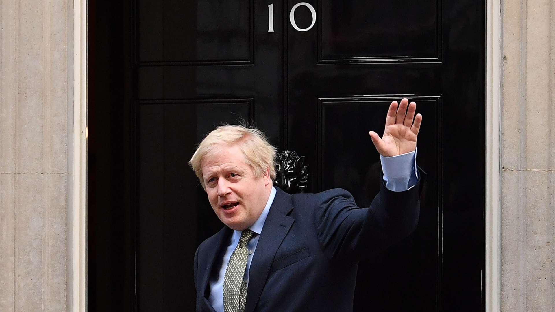 Der britische Premierminister Boris Johnson winkt vor der Tür seines Londoner Amtssitzes | AFP