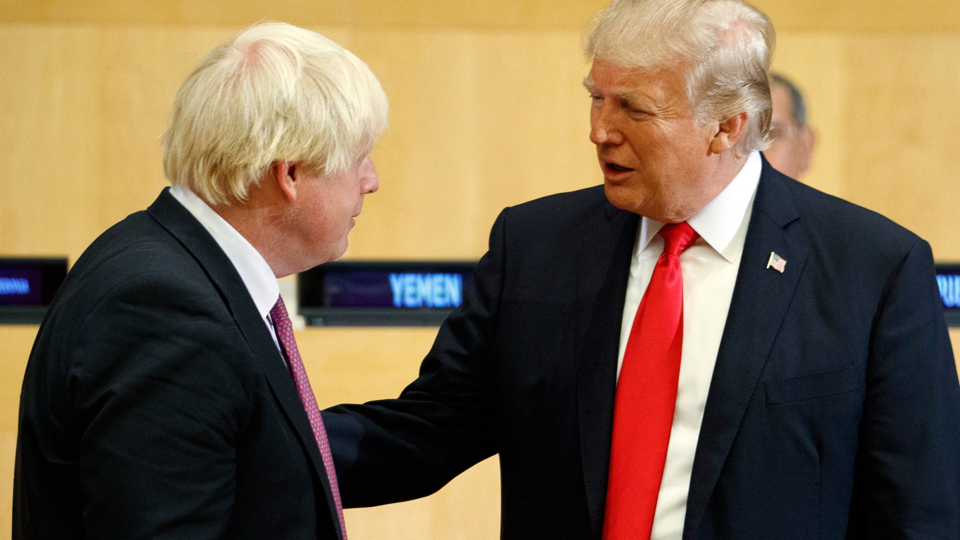 US-Präsident Donald Trump spricht in New York mit dem damaligen britischen Außenminister Boris Johnson (Foto vom 18.09.2017) | dpa
