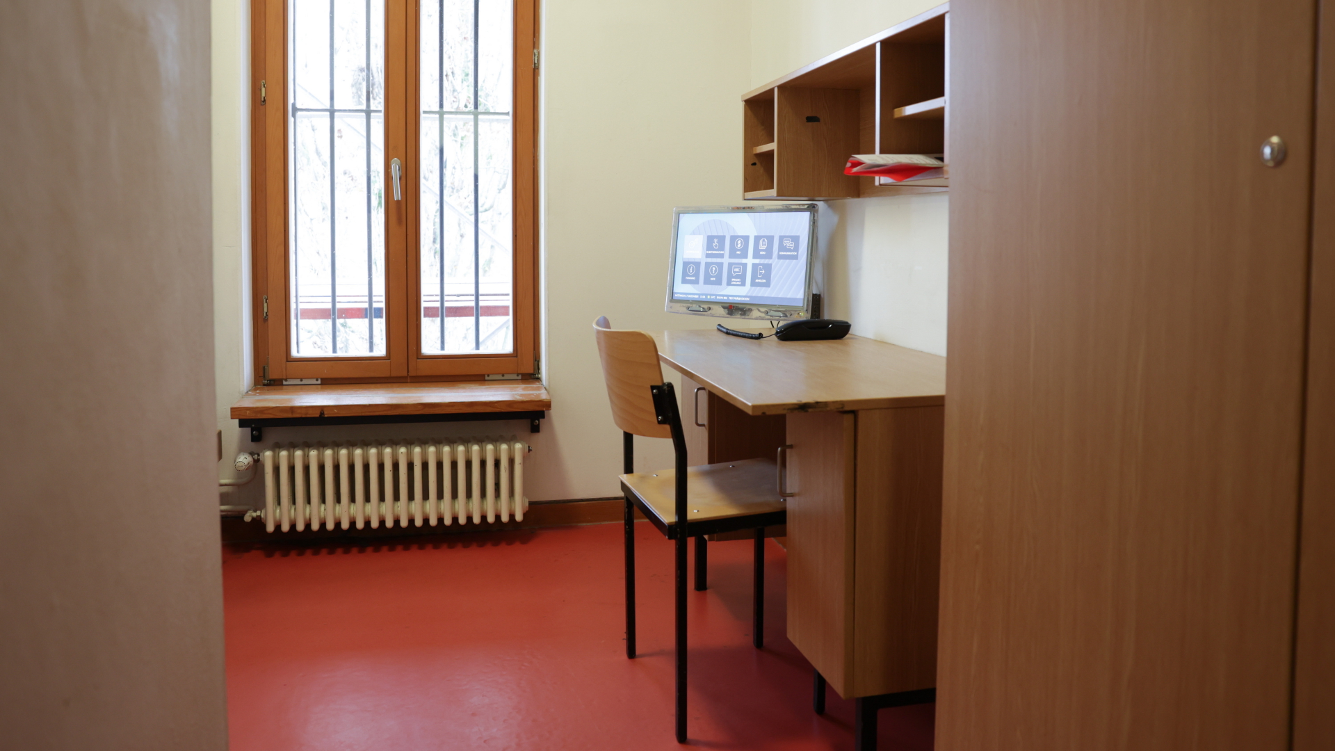 Ein Haftraummediensystem in einem Haftraum der Justizvollzugsanstalt (JVA) für Frauen im Stadtteil Berlin-Lichtenberg | dpa