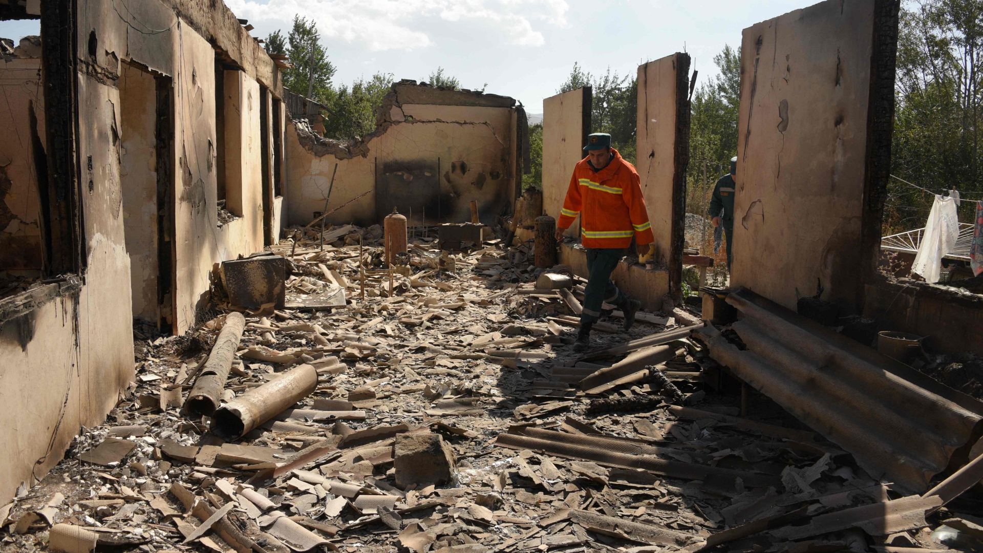 Feuerwehrleute in einem zerstörten Haus in Armenien | AFP