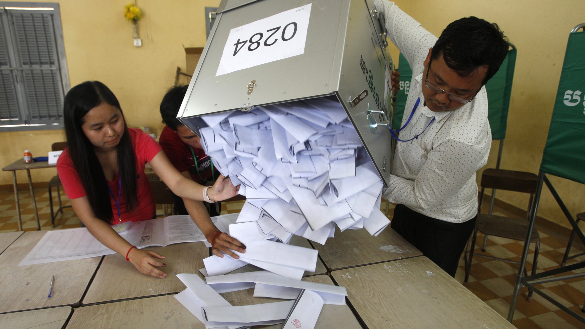 Eine Wahlurne in Kambodscha wird geleert. | AP