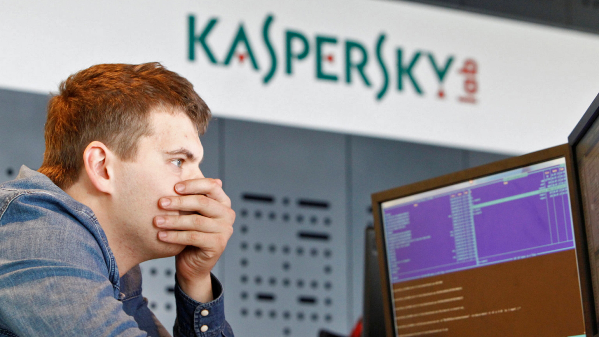 Ein Mitarbeiter von Kaspersky vor seinem Rechner | REUTERS